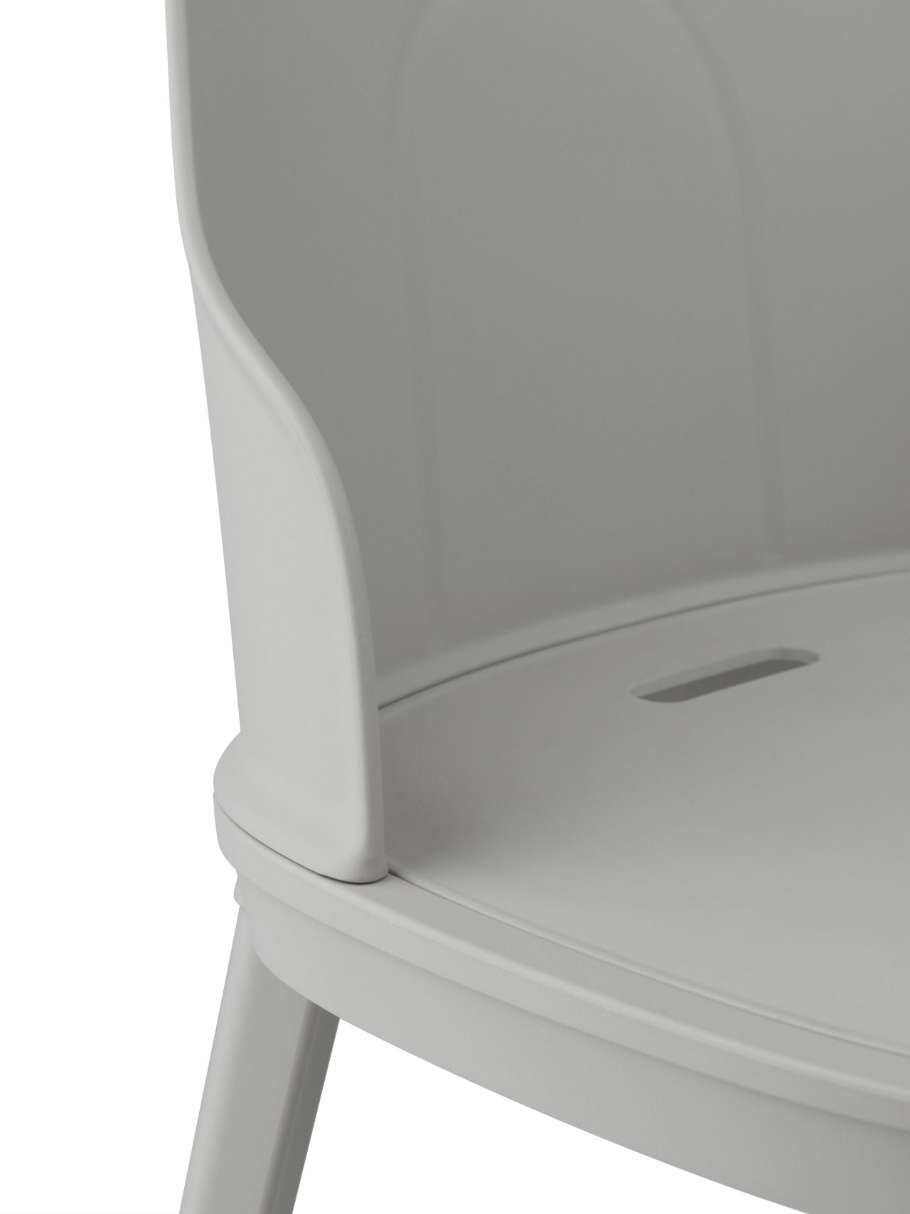 Detailaufnahme des Allez Chair PP Stuhls von Normann Copenhagen in Grau, Fokus auf Sitzfläche und Armlehne.