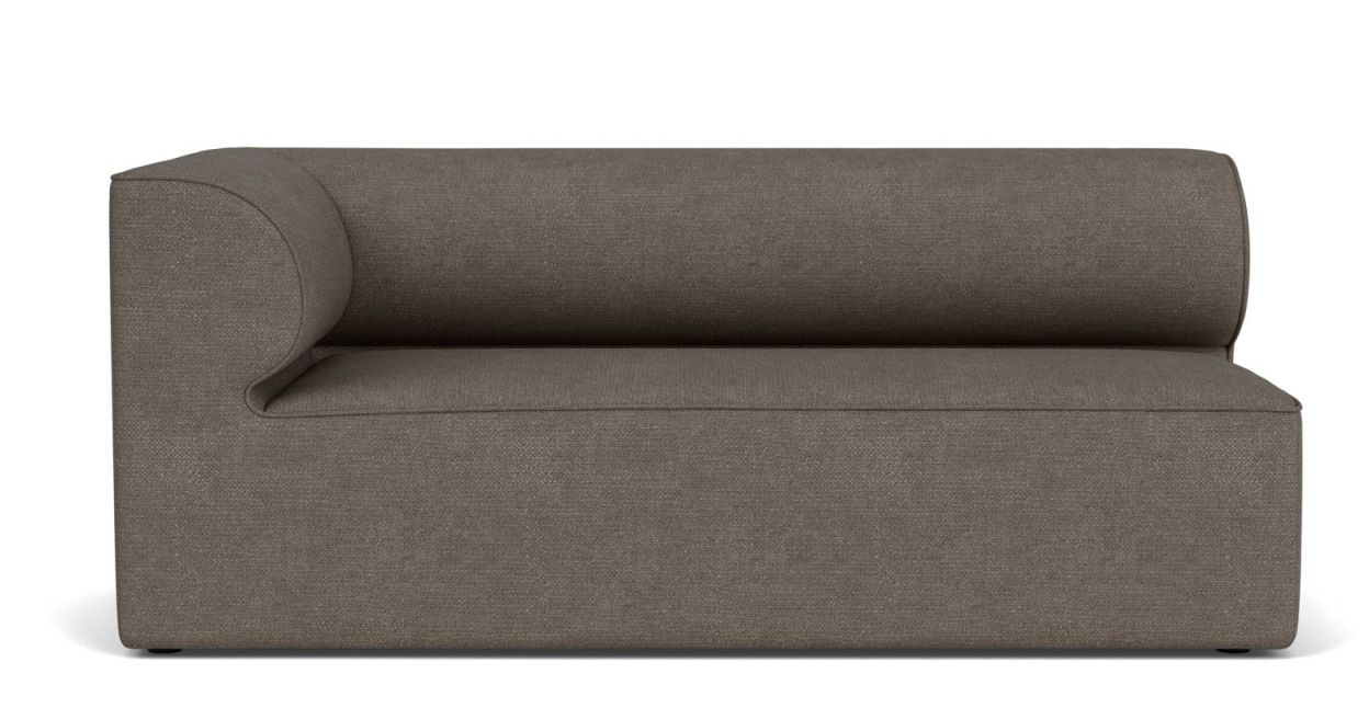 Eave Modular Sofa von Audo Copenhagen, braunes Ecksofa mit abgerundeten Armlehnen für modernes Wohnzimmerdesign.