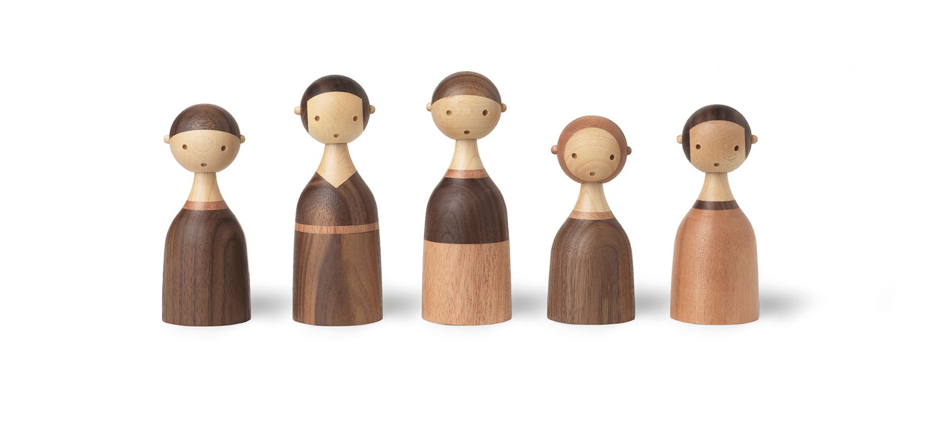 Fünf Kin Holzfiguren von Architectmade, handgefertigte Baby Figuren aus Holz, minimalistisches Design.