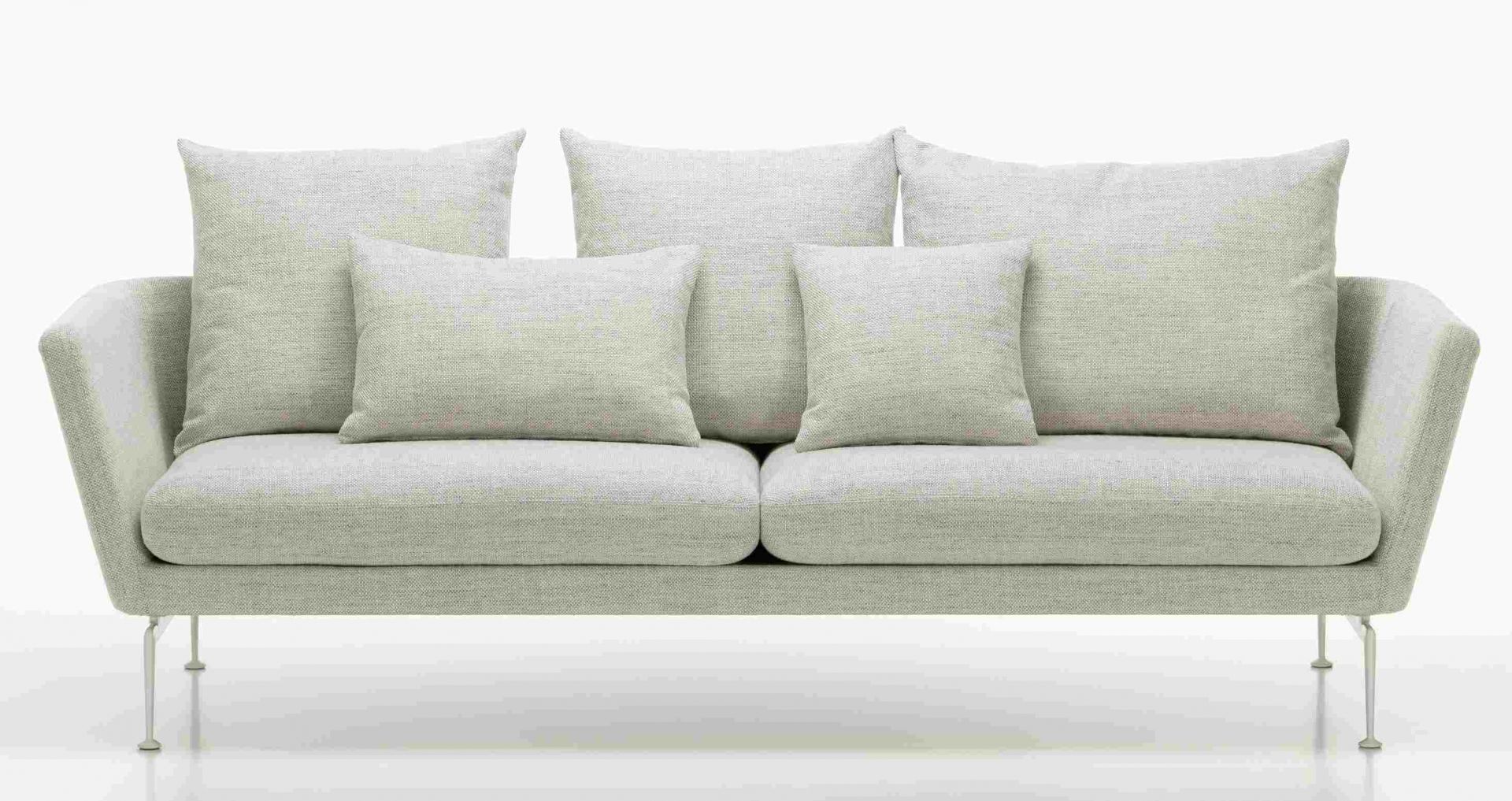 Helles Suita Sofa 3-Sitzer von Vitra mit Kissen und Metallfüßen vor weißem Hintergrund.