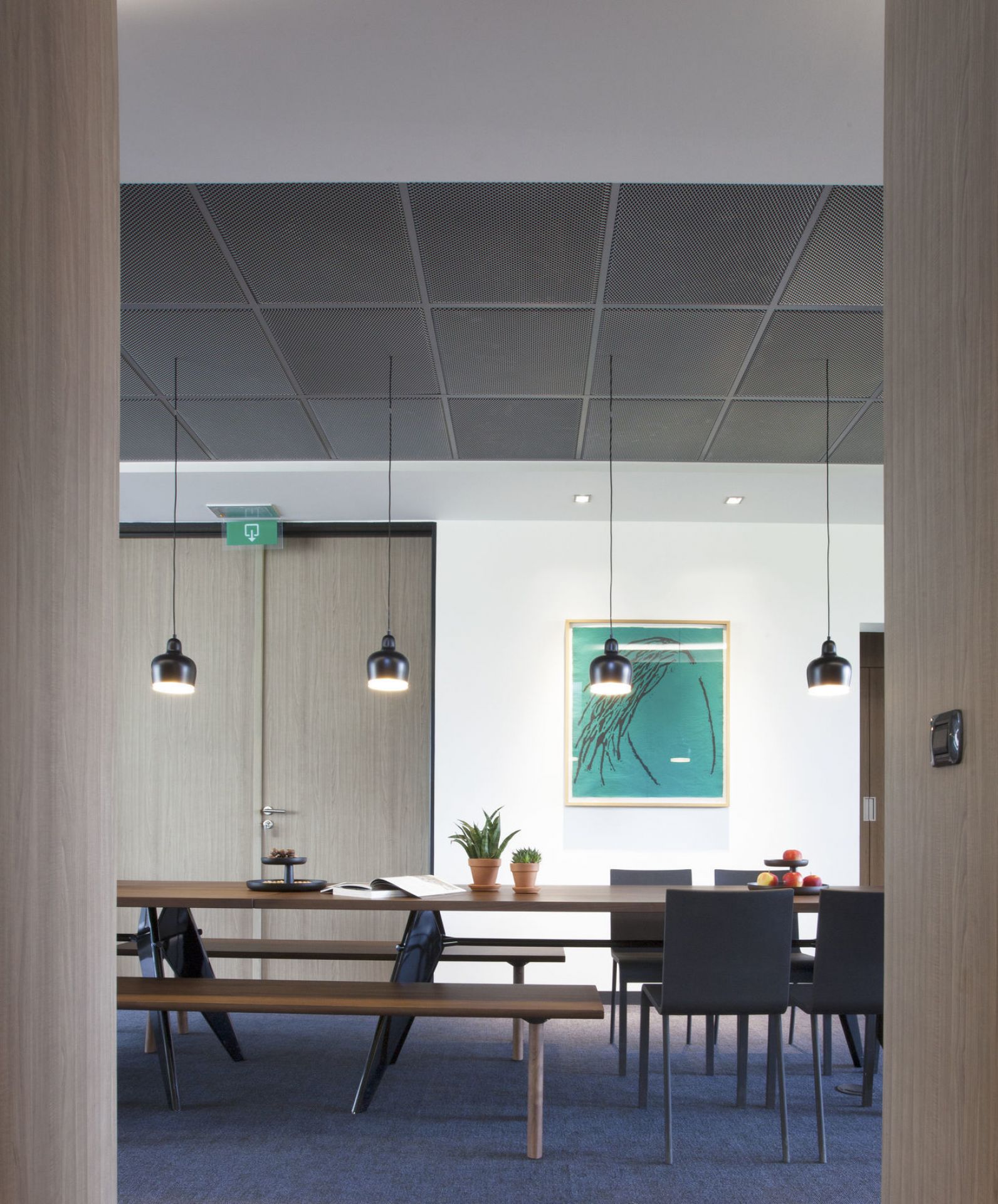 Esszimmer mit Holztisch, Sitzbank und .03 Stühlen von Vitra, ideal für modernes Wohnen.
