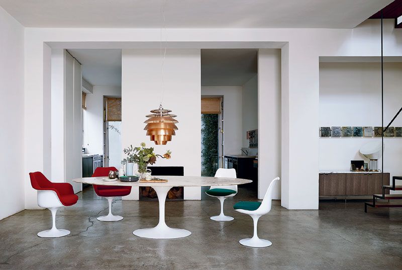 Esszimmer mit ovalem Tisch und Tulip Armchair / Tulpen Armlehnenstühlen von Knoll International in Rot und Grün.