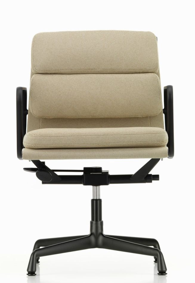 Vorderansicht des Vitra Soft Pad Chair EA 231 in Beige mit schwarzem Fußkreuz.