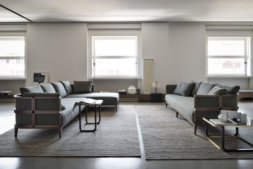 Helles Wohnzimmer mit zwei grauen Sofas und Duet B Couchtisch von Wiener GTV Design.