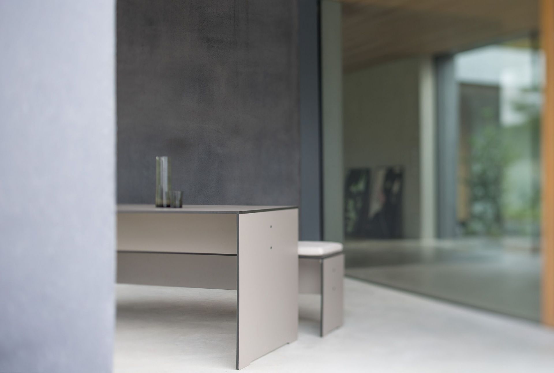 Weißer Riva Outdoor Tisch von Conmoto mit passendem Hocker für den Garten.