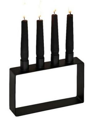 Schwarzer Frame Kerzenhalter mit vier brennenden, schwarzen Kerzen. Moderner, minimalistischer Kerzenständer für stimmungsvolle Beleuchtung.