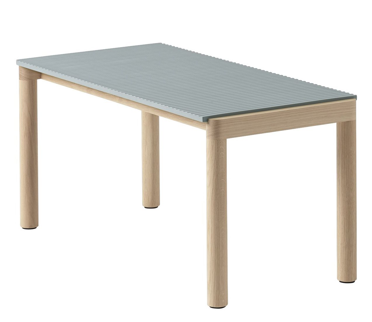 Muuto Couple Couchtisch mit geriffelter, hellblauer Tischplatte und hellem Holzgestell, freigestellt auf weißem Hintergrund.