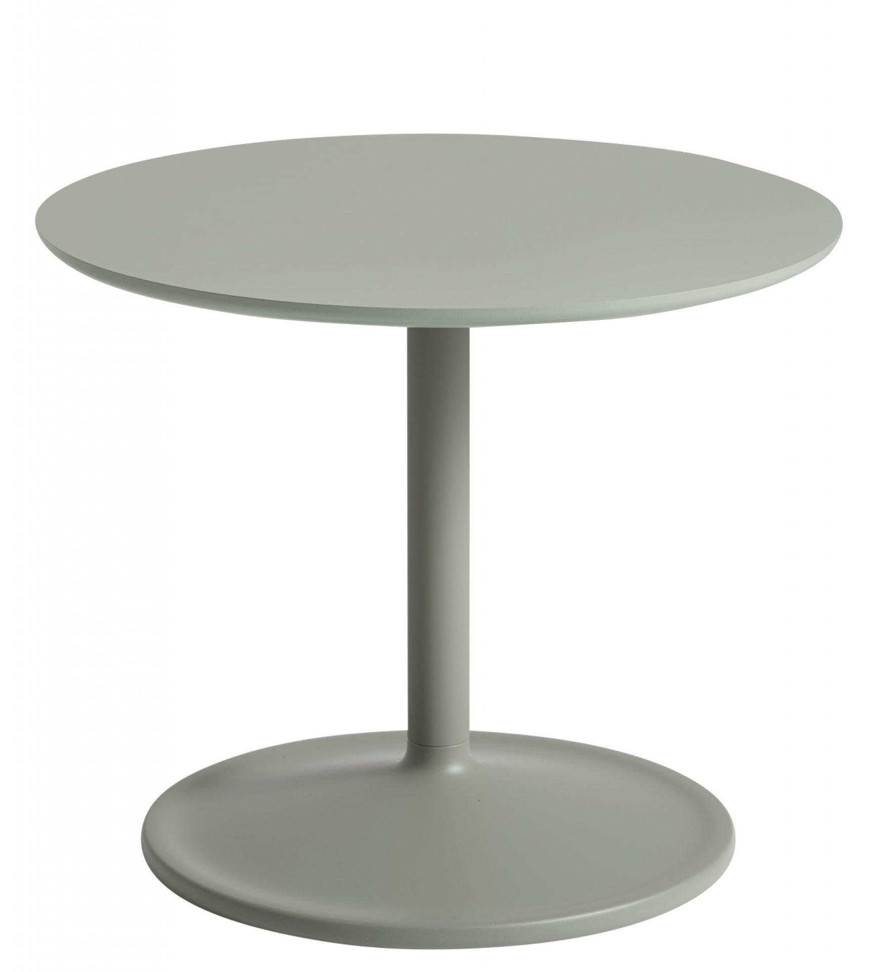 Freigestellter Muuto Soft Side Table Beistelltisch in sanftem Grün, modernes Design für Wohnzimmer und Wartebereiche.