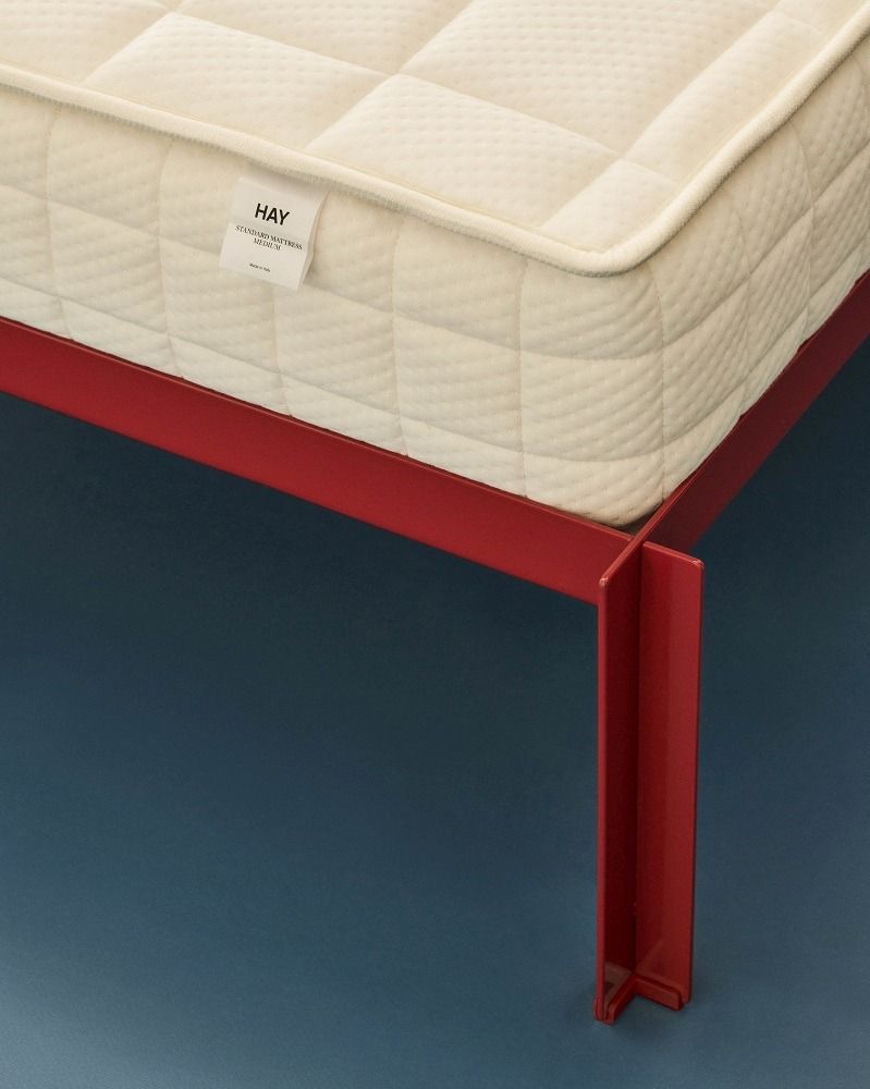 Detailaufnahme vom Connect Bed Bett von Hay, Bx160 cm, mit rotem Rahmen und Matratze.