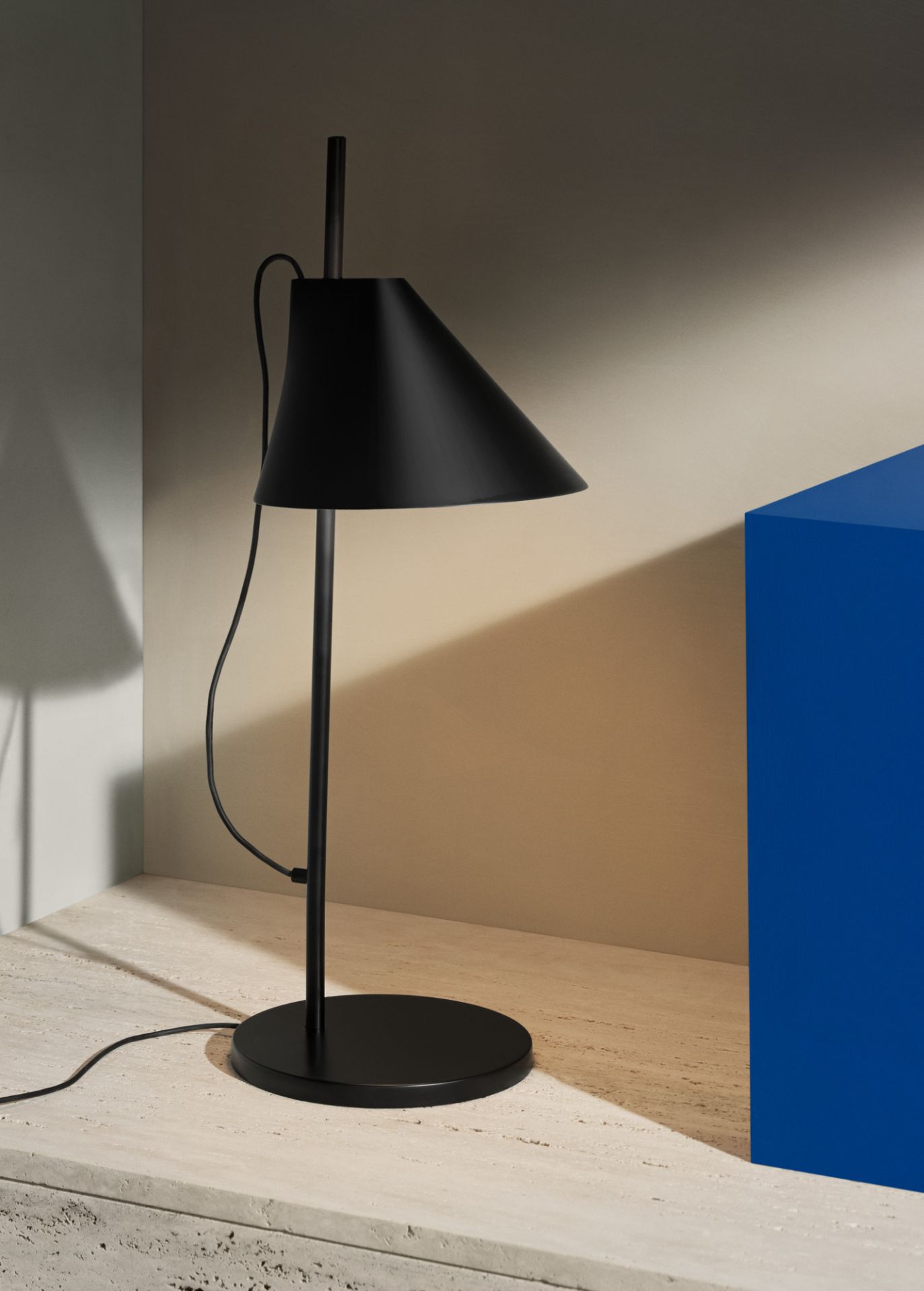 Schwarze Yuh LED Tischleuchte von Louis Poulsen, modernes Design mit kegelförmigem Lampenschirm und runder Basis.