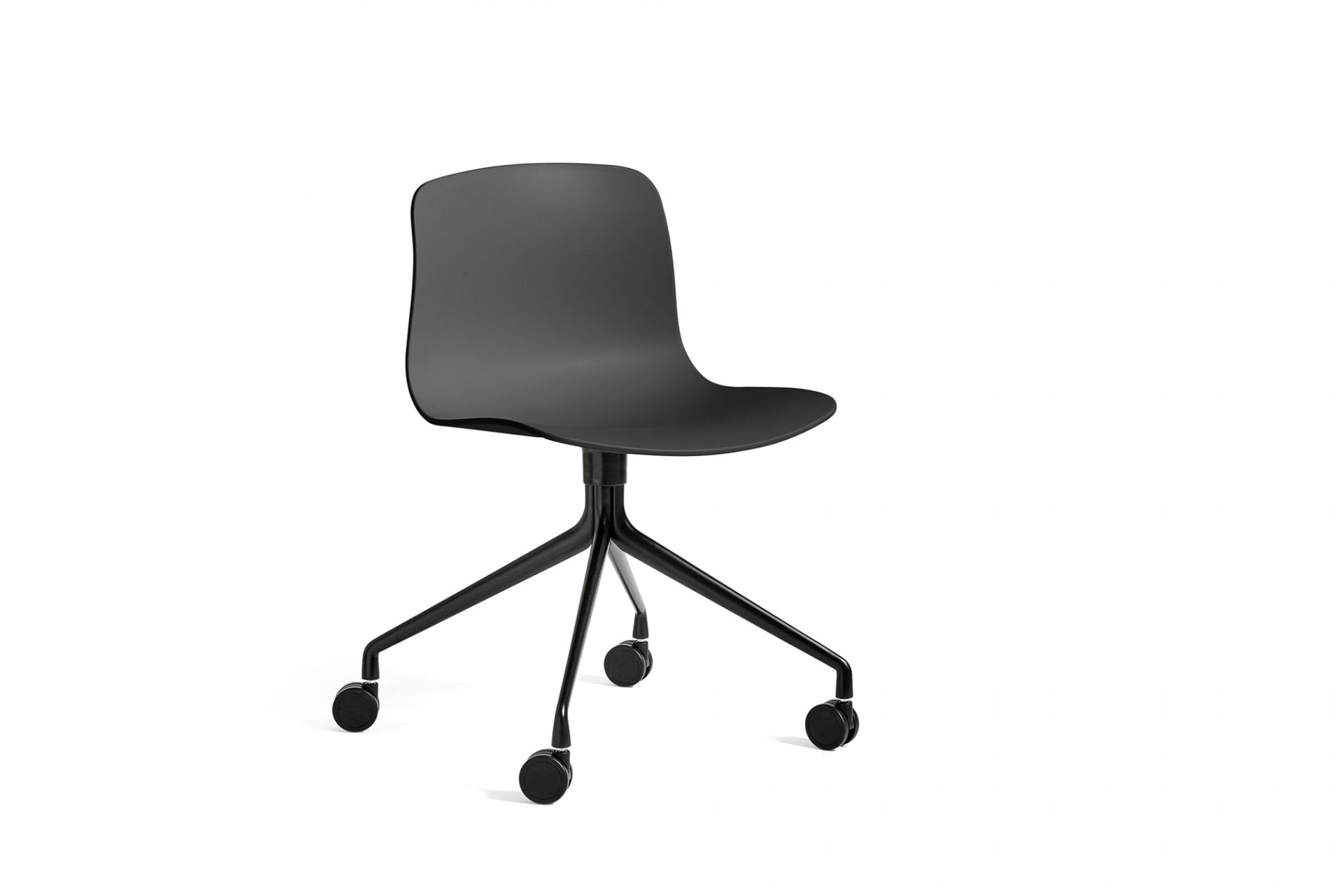 Schwarzer About a Chair AAC14 Stuhl von Hay mit Rollen und minimalistischem Design.
