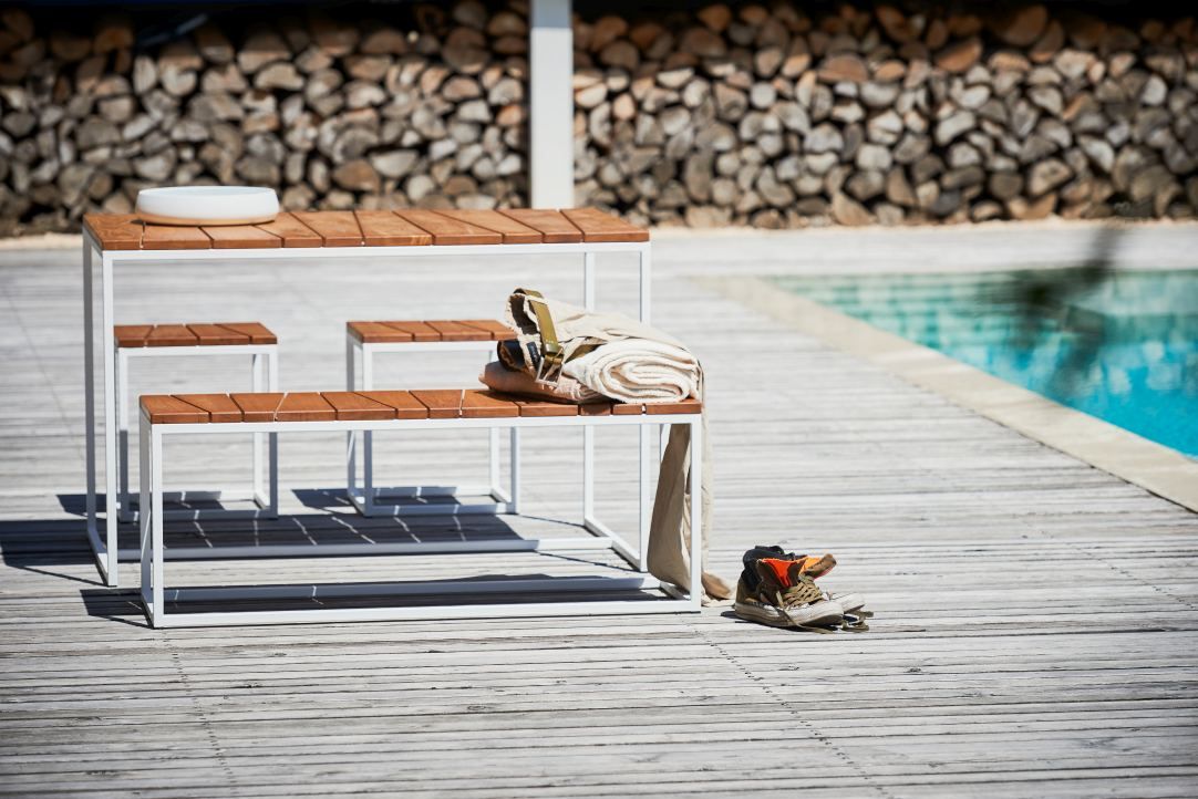 Alois Tischgruppe von Jan Kurtz: Outdoor-Tisch mit Bänken aus Holz und weißem Metallgestell.
