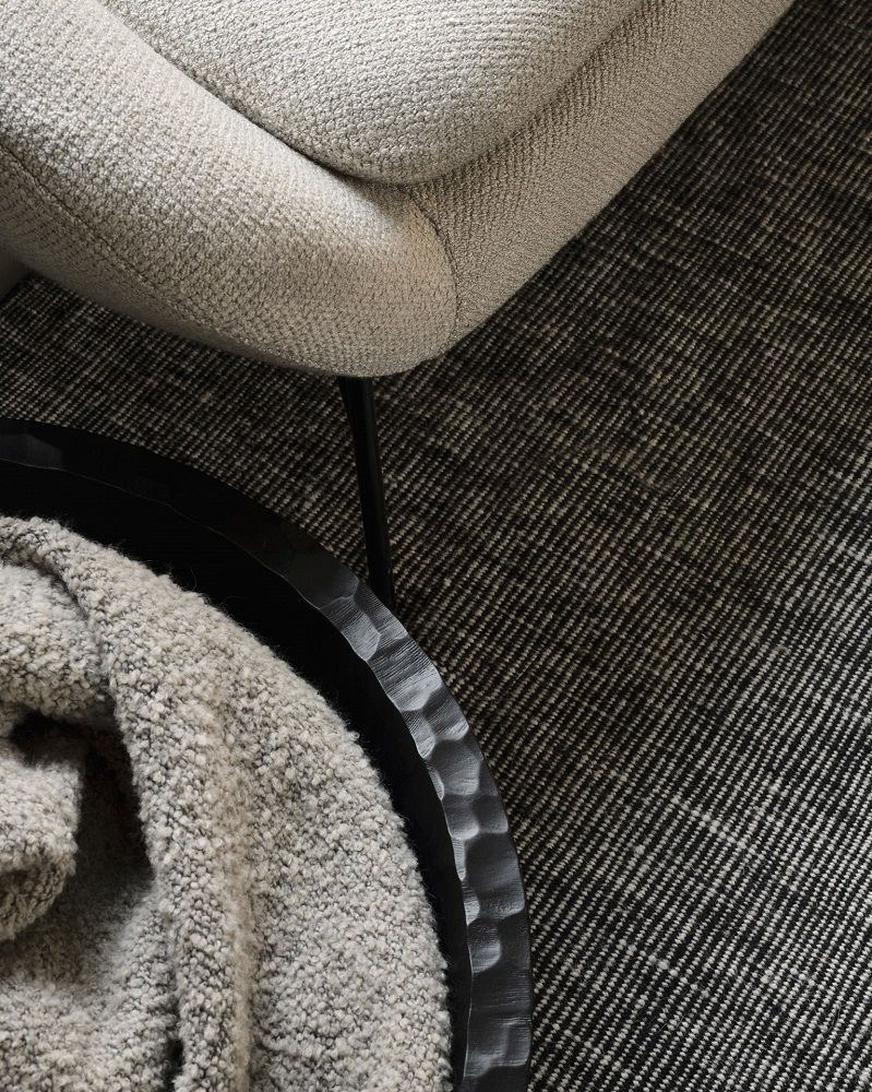 Detailaufnahme: Ethnicraft Barrow Sofa 2-Sitzer in Off-White Stoff, kombiniert mit Teppich und Beistelltisch.