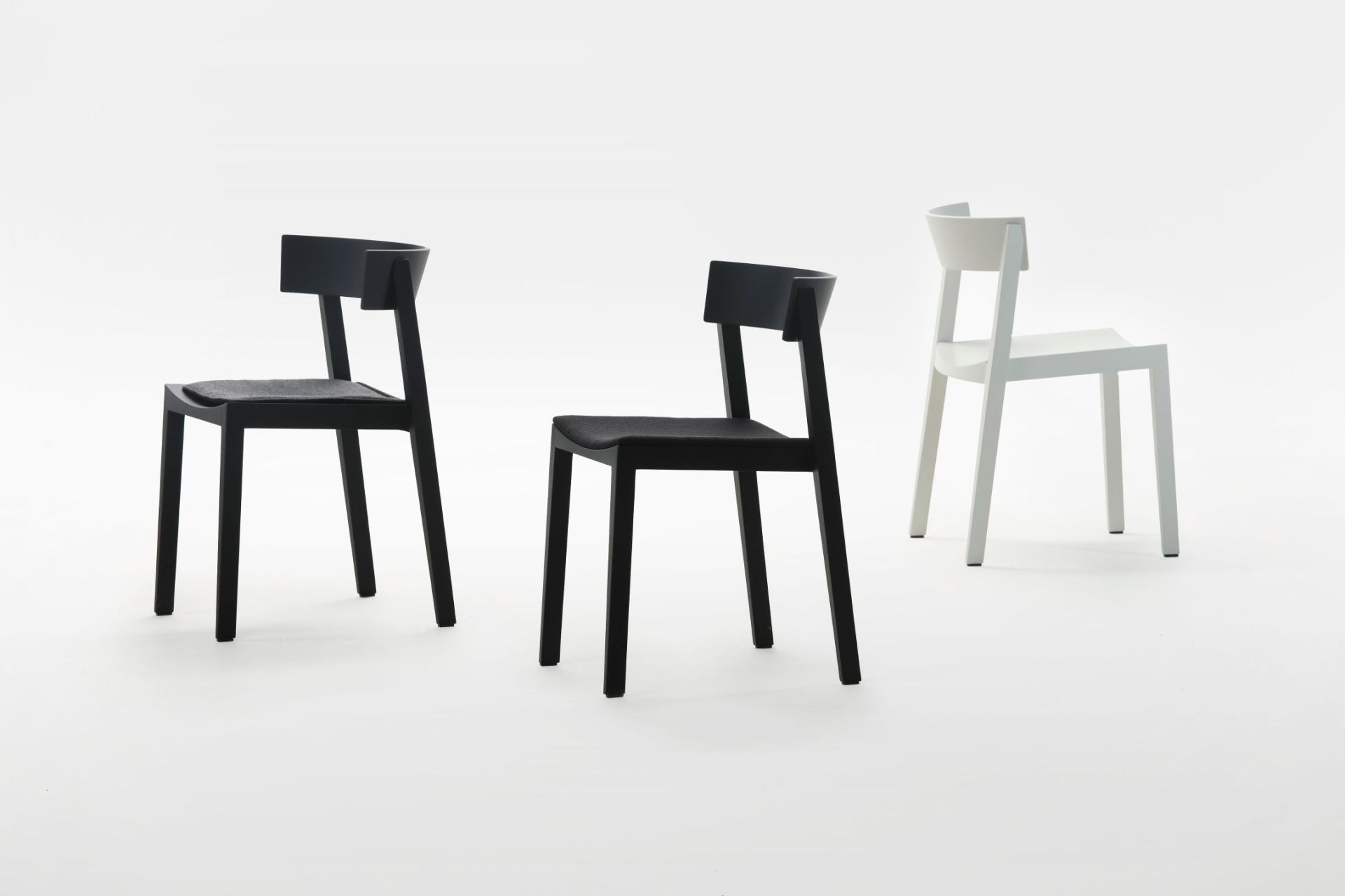 Drei Bik Stühle von Prostoria in Schwarz und Weiß, moderne Holzstühle mit gepolsterten Sitzen.