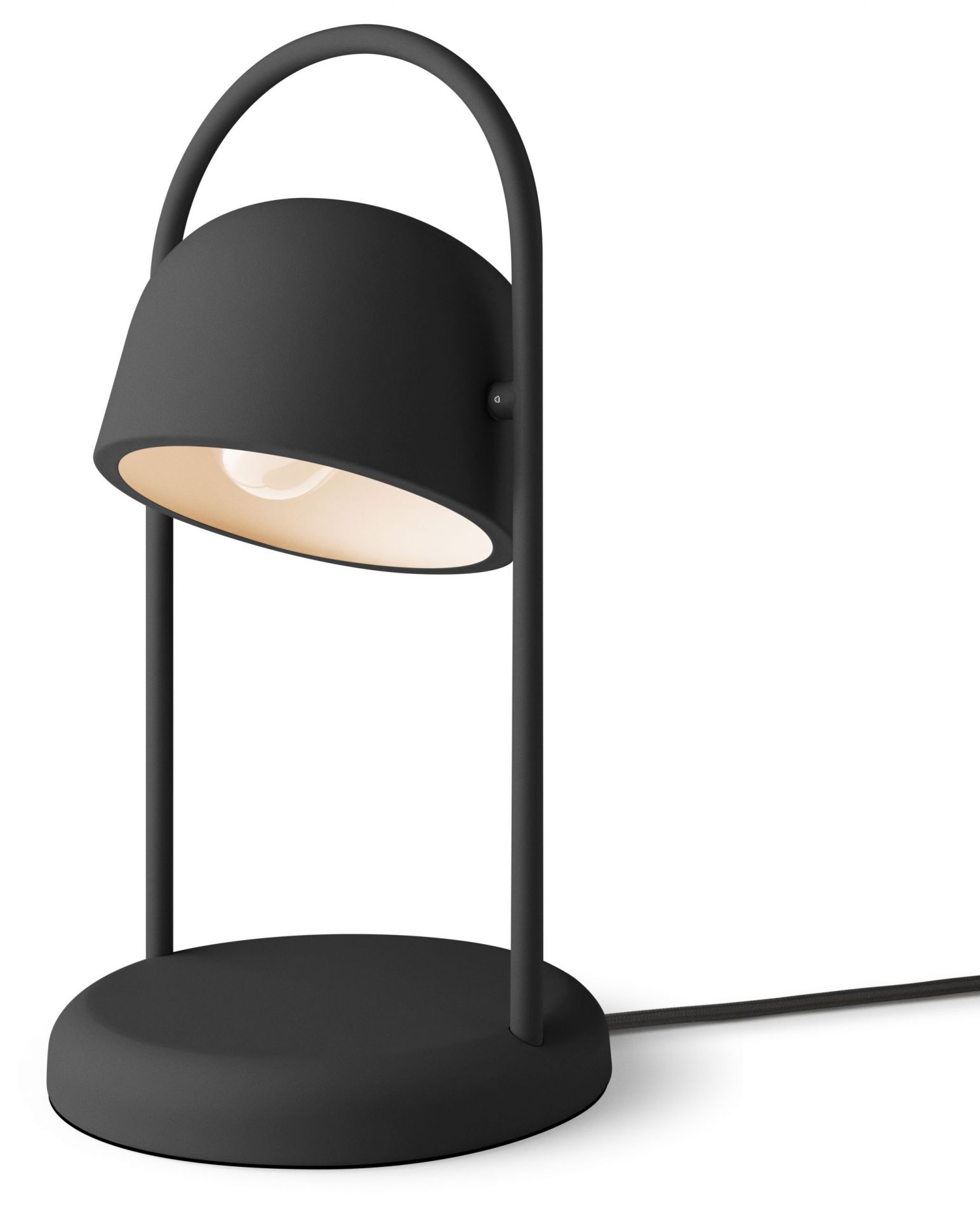 Schwarze Quay Stehleuchte von Eva Solo, modernes Design mit rundem Lampenschirm und warmem Licht.