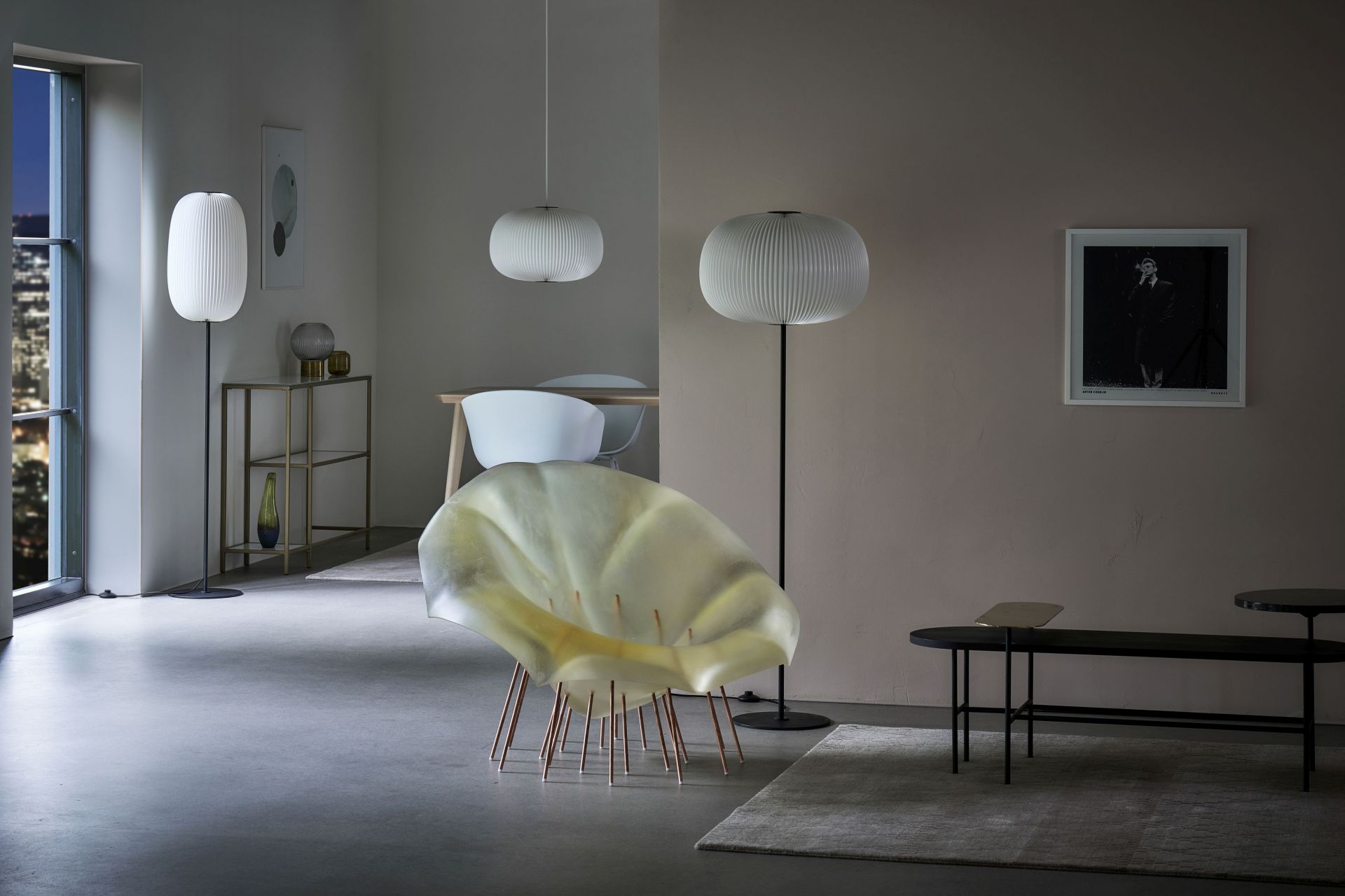 Wohnraum mit Le Klint Lamella Stehleuchte und Pendelleuchte, skandinavisches Design für stilvolle Beleuchtung.