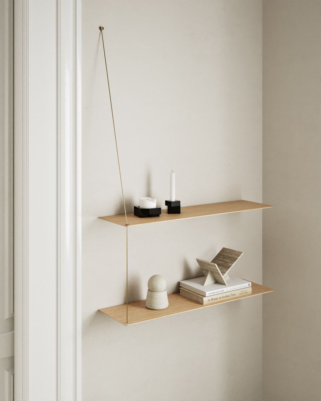 Stedge Wandregal Add-on Shelf B80cm Jubiläumsedition von Woud mit zwei Regalböden und Dekoration.