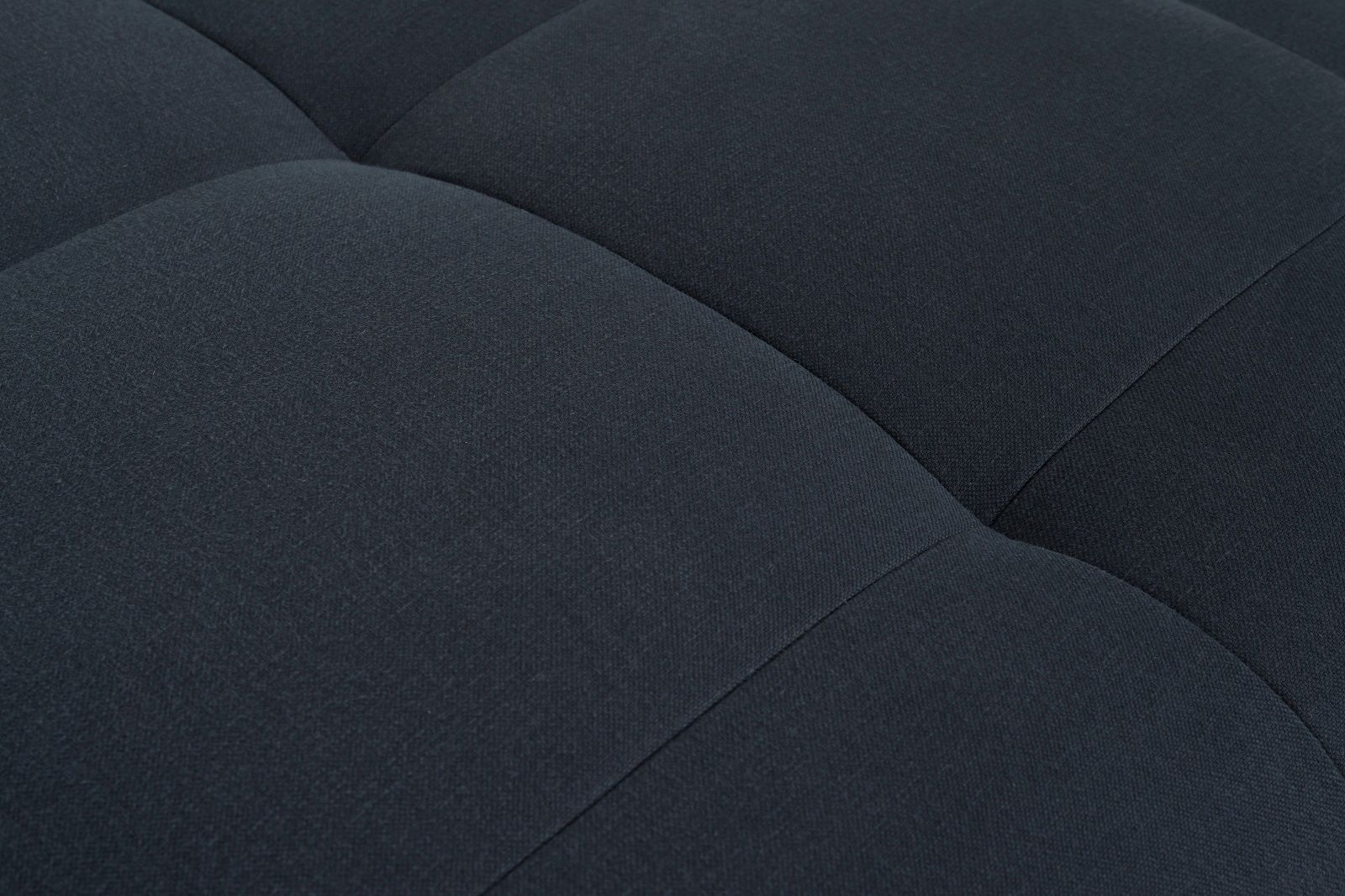 Detailaufnahme des marineblauen Quilton Ottoman Hockers von Hay mit gesteppter Polsterung.