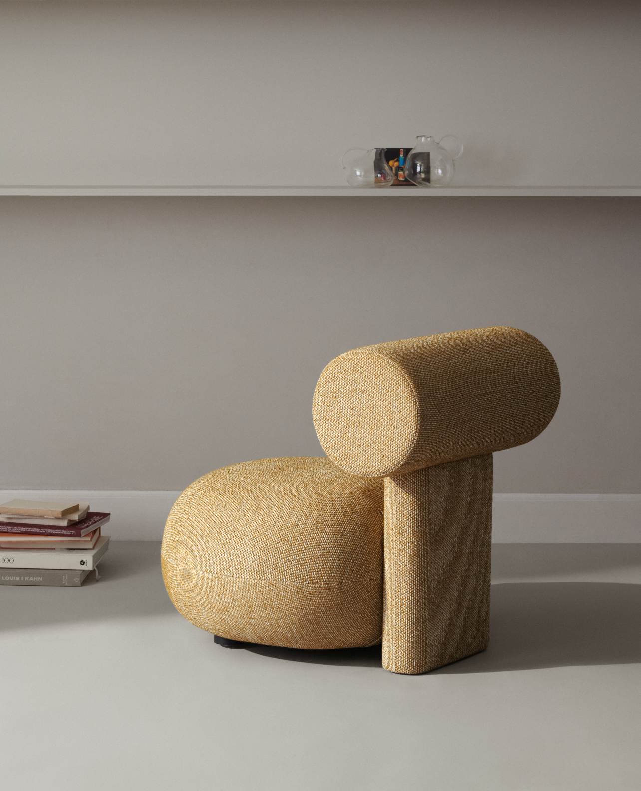 Hippo Lounge Chair Sessel von NORR11, vollgepolstert in gelbem Stoff, modernes Design für Wohnzimmer und Lounge.
