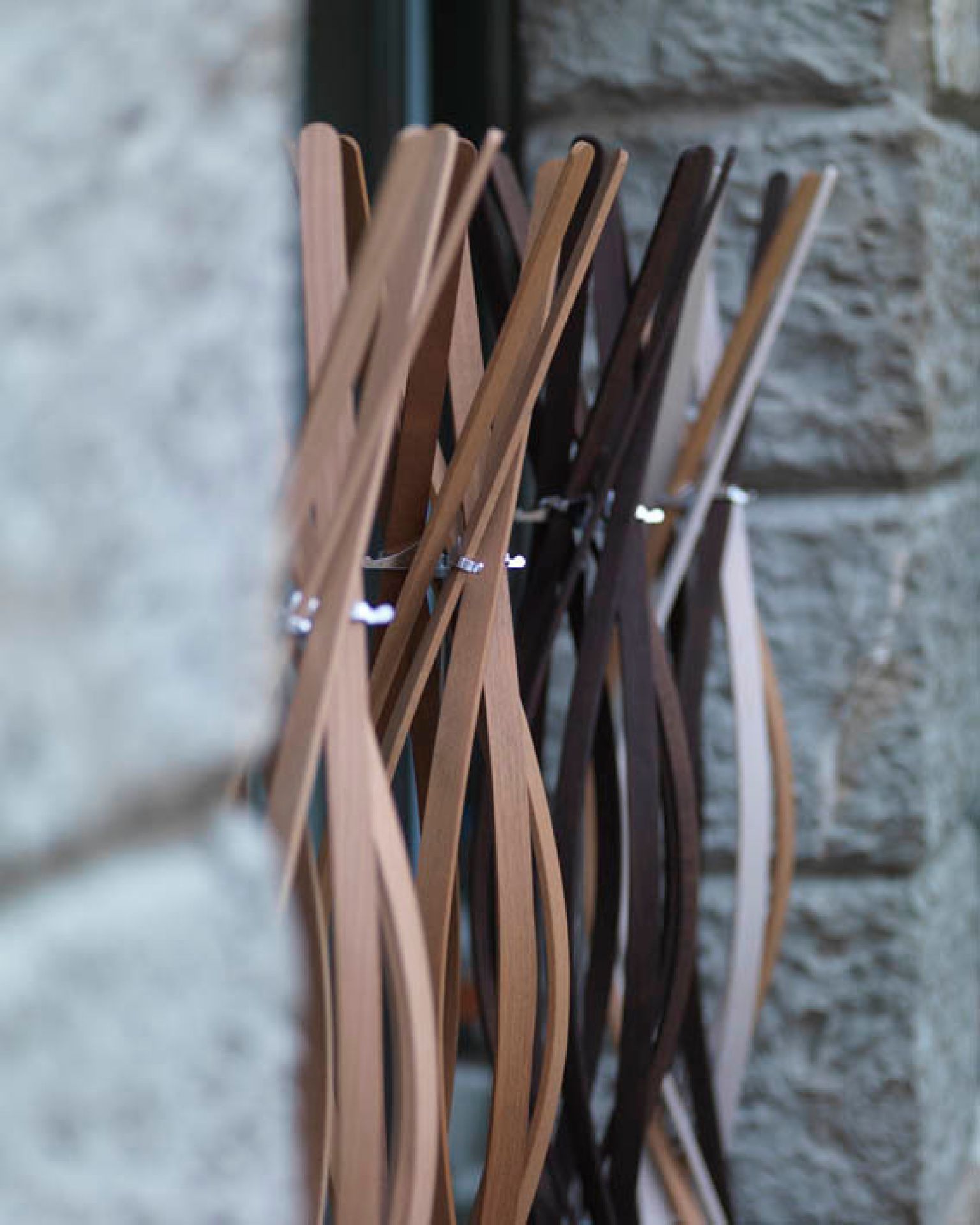 Detailaufnahme des Twist Garderobenständers von Casamania Horm, gefertigt aus verschiedenen Holzarten, ideal für moderne Flure.