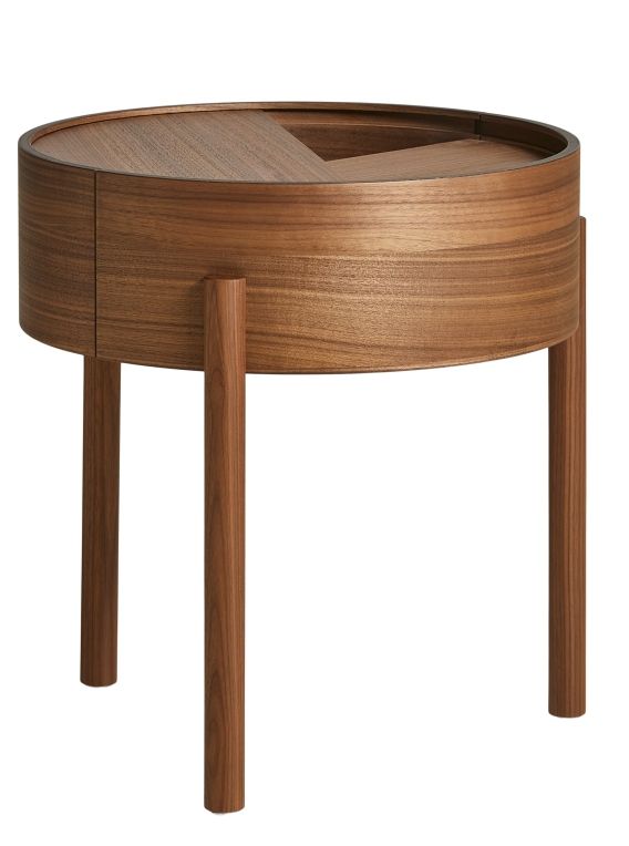 Arc Side Table von Woud, runder Beistelltisch aus Walnussholz mit drei Beinen.