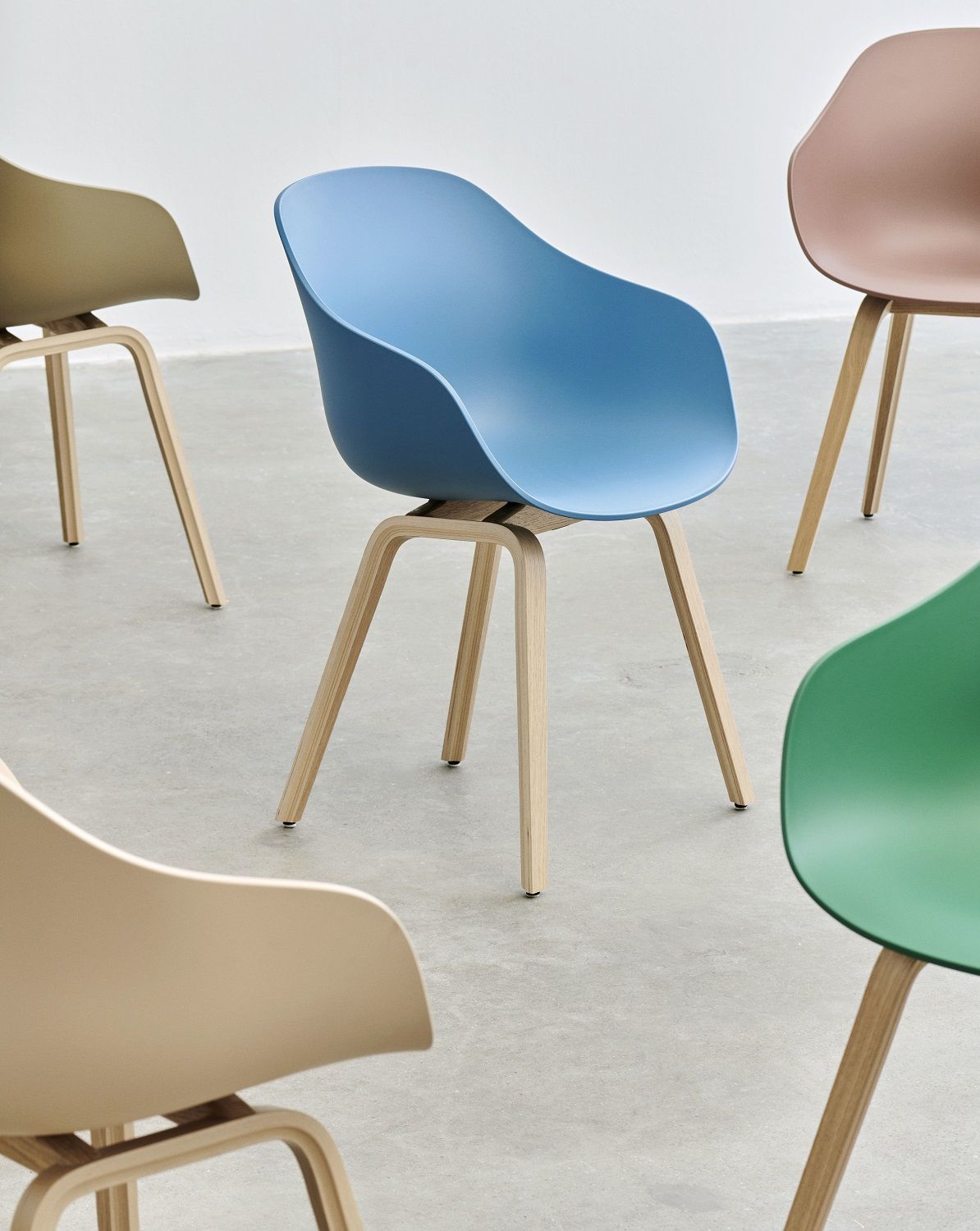 Blauer About a Chair AAC 222 Stuhl von Hay mit Holzbeinen, moderne Sitzmöbel.