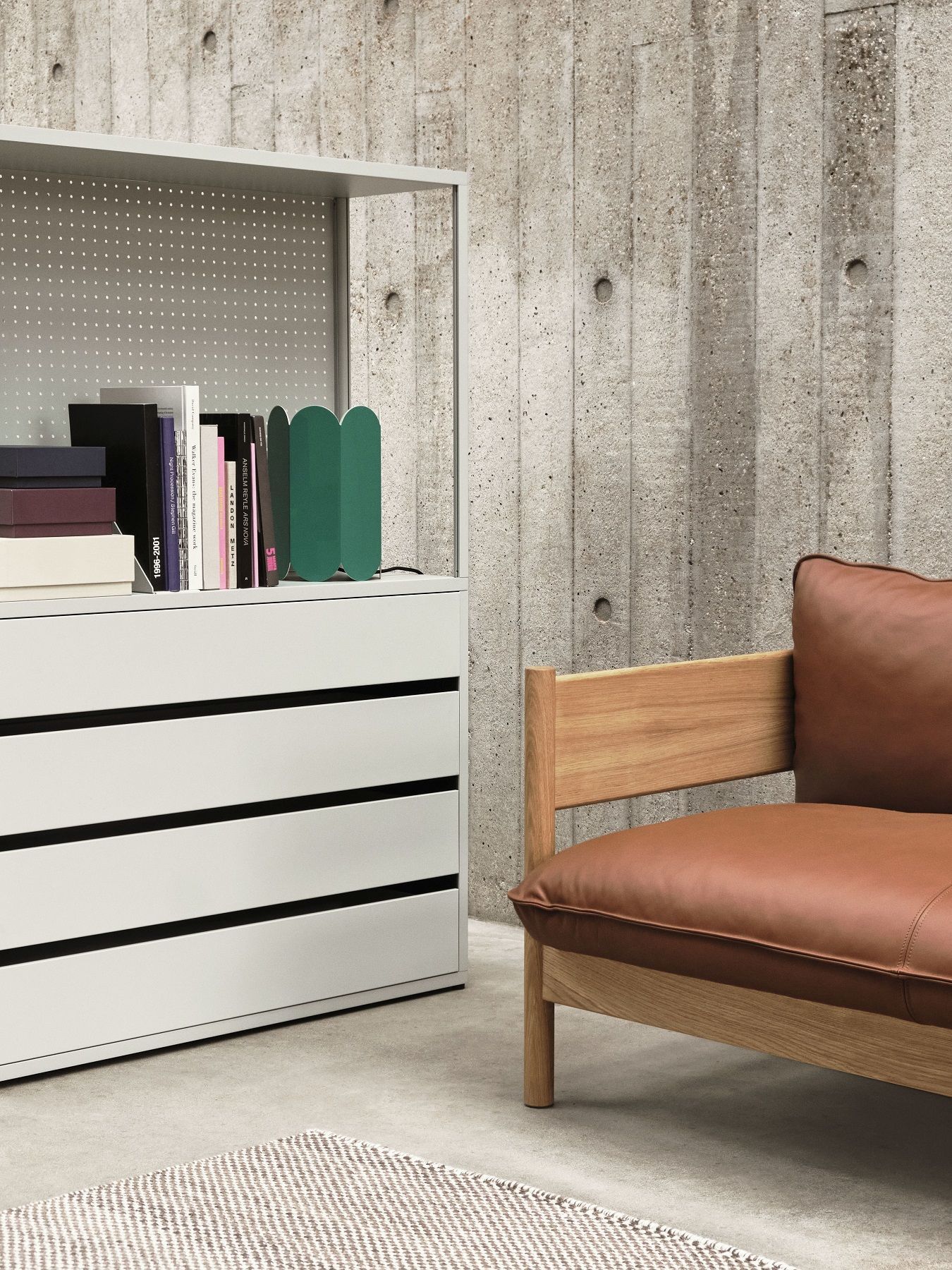 Nahaufnahme des Hay Arbour Eco Club Sofas mit braunem Lederbezug und hellem Holzrahmen.