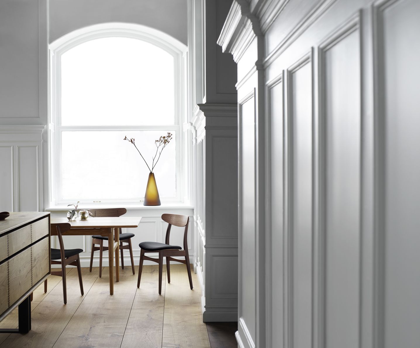 CH327 Tisch von Carl Hansen & Søn mit Stühlen in stilvollem Esszimmer Ambiente.
