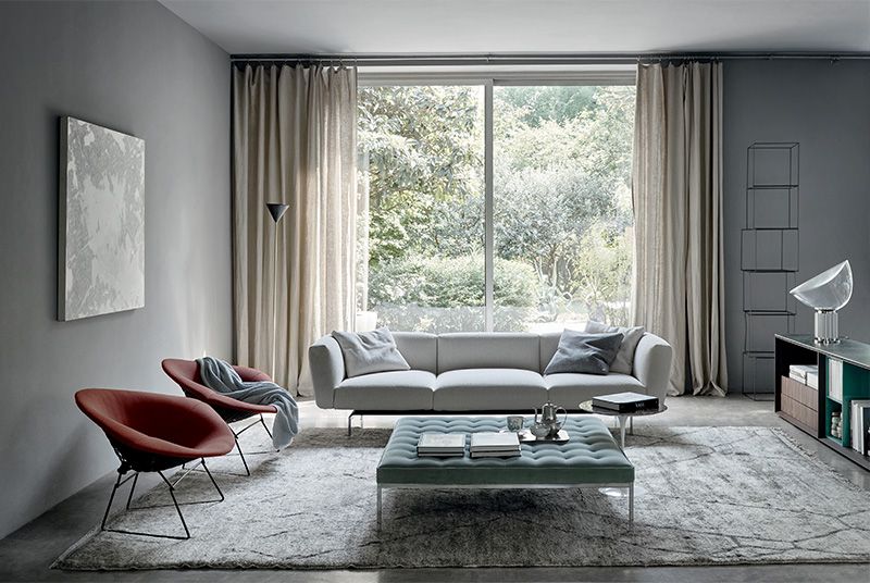 Wohnzimmer mit quadratischer Relax Florence Bank von Knoll International und Designermöbeln.