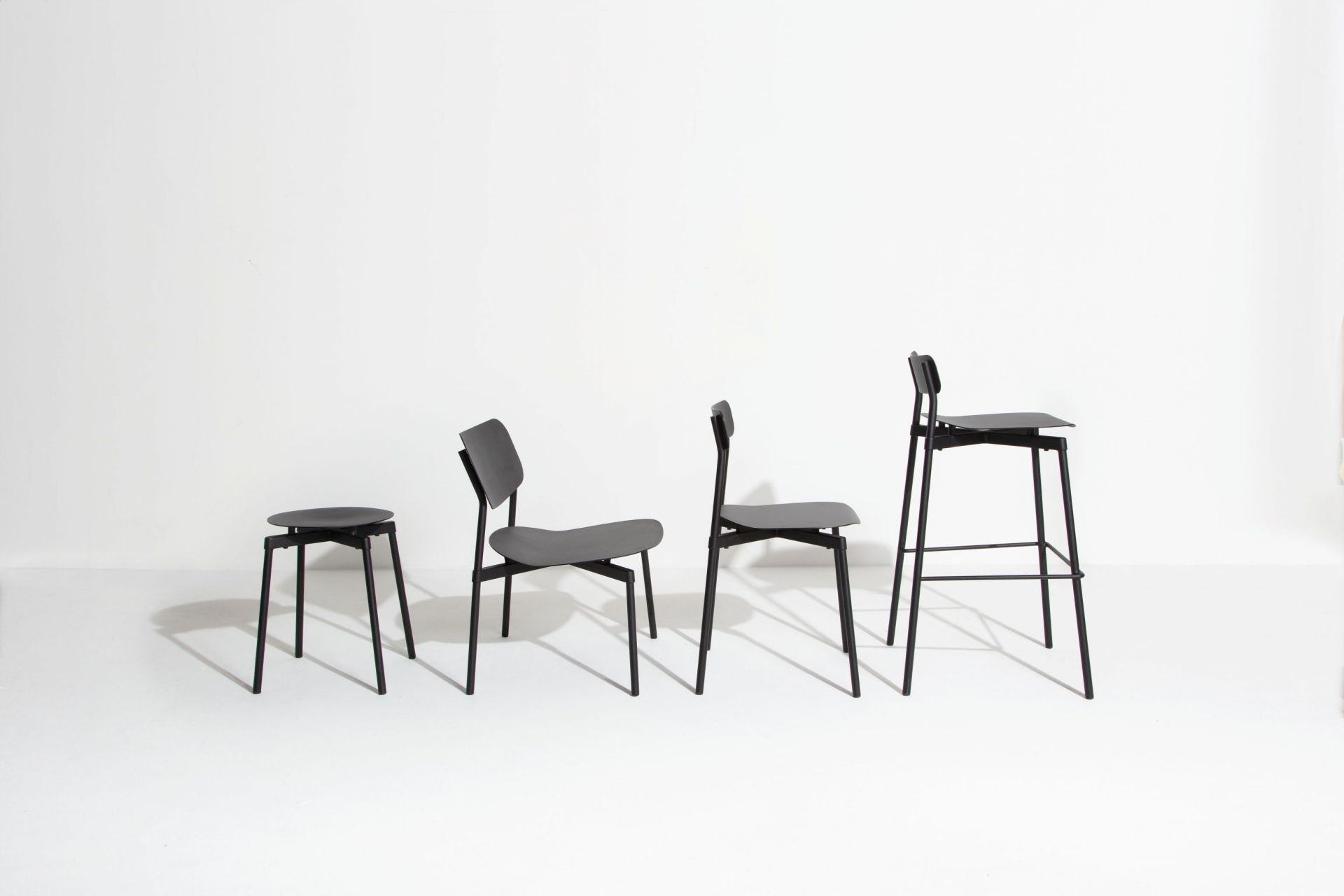 Schwarzer Fromme Stool Hocker von Petite Friture, sowie Stühle und Barhocker in minimalistischem Design.