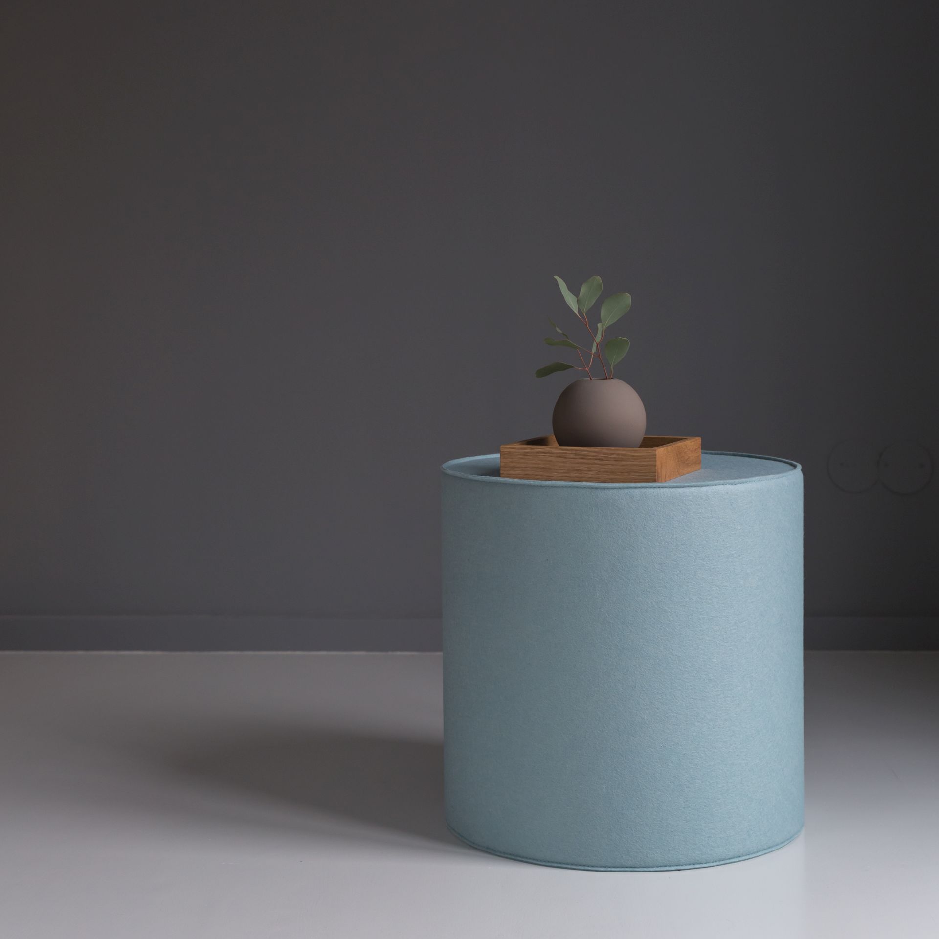 Blauer runder Beistelltisch mit Holztablett und Vase mit Eukalyptus, modernes Wohnzimmer Dekor.