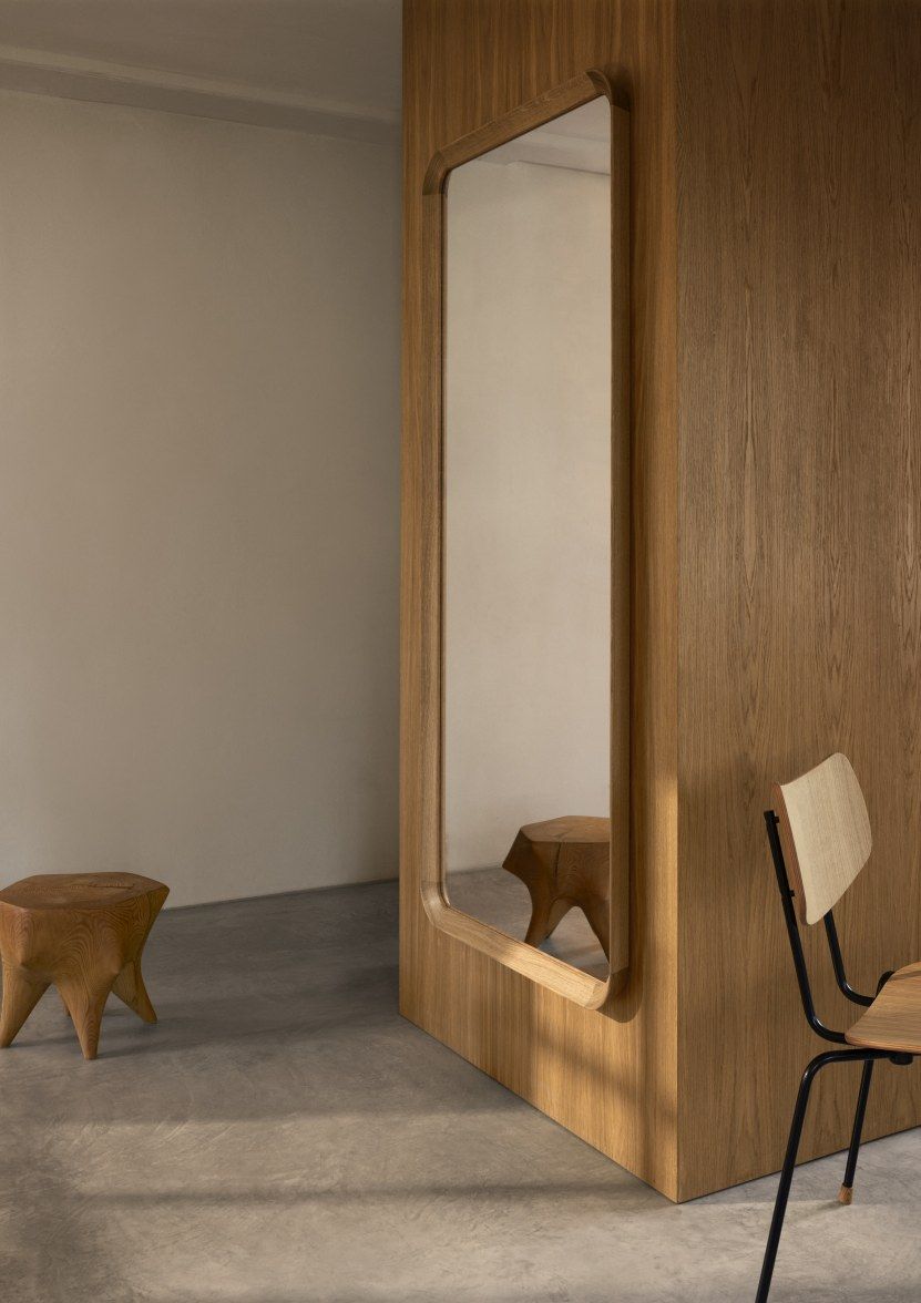 VLA62 Radio House Spiegel von Carl Hansen & Søn, rechteckiger Holzrahmen, modernes Design.