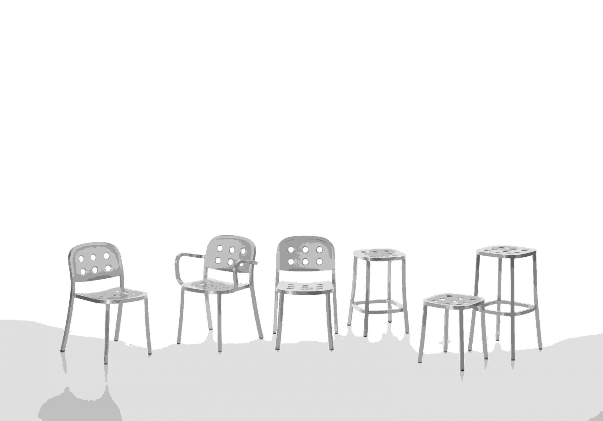 Reihe von Emeco 1 Inch Aluminium Stühlen und Barhockern in verschiedenen Ausführungen.