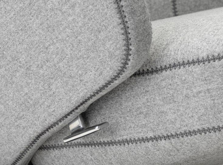 Detailaufnahme: Grauer Vitra Grand Repos Sessel mit Ottoman, Bezug Cosy Kieselstein und poliertem Aluminiumfuß.