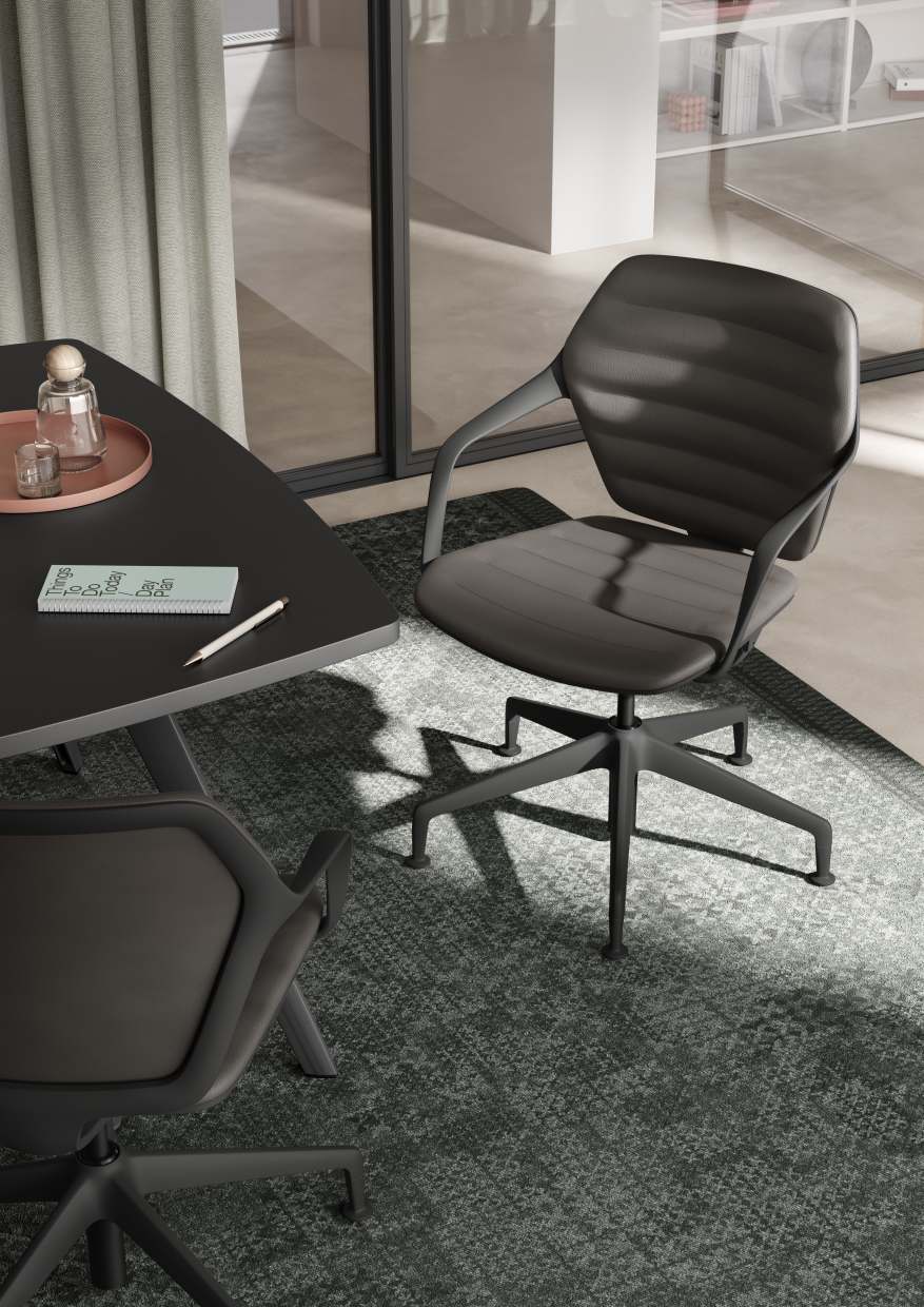 Grauer Ray Work Bürodrehstuhl von Brunner mit Armlehnen und fünf Füßen im modernen Büro.