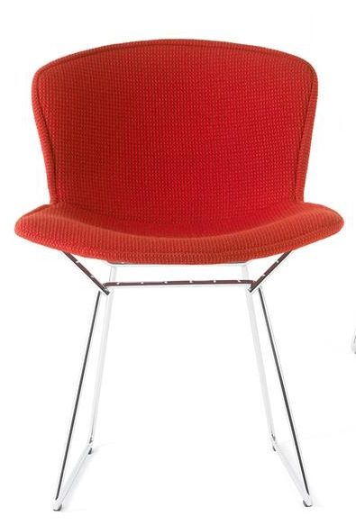 Bertoia Stuhl mit roter Vollpolsterung und verchromtem Drahtgestell. Designklassiker für Esszimmer und Büro.