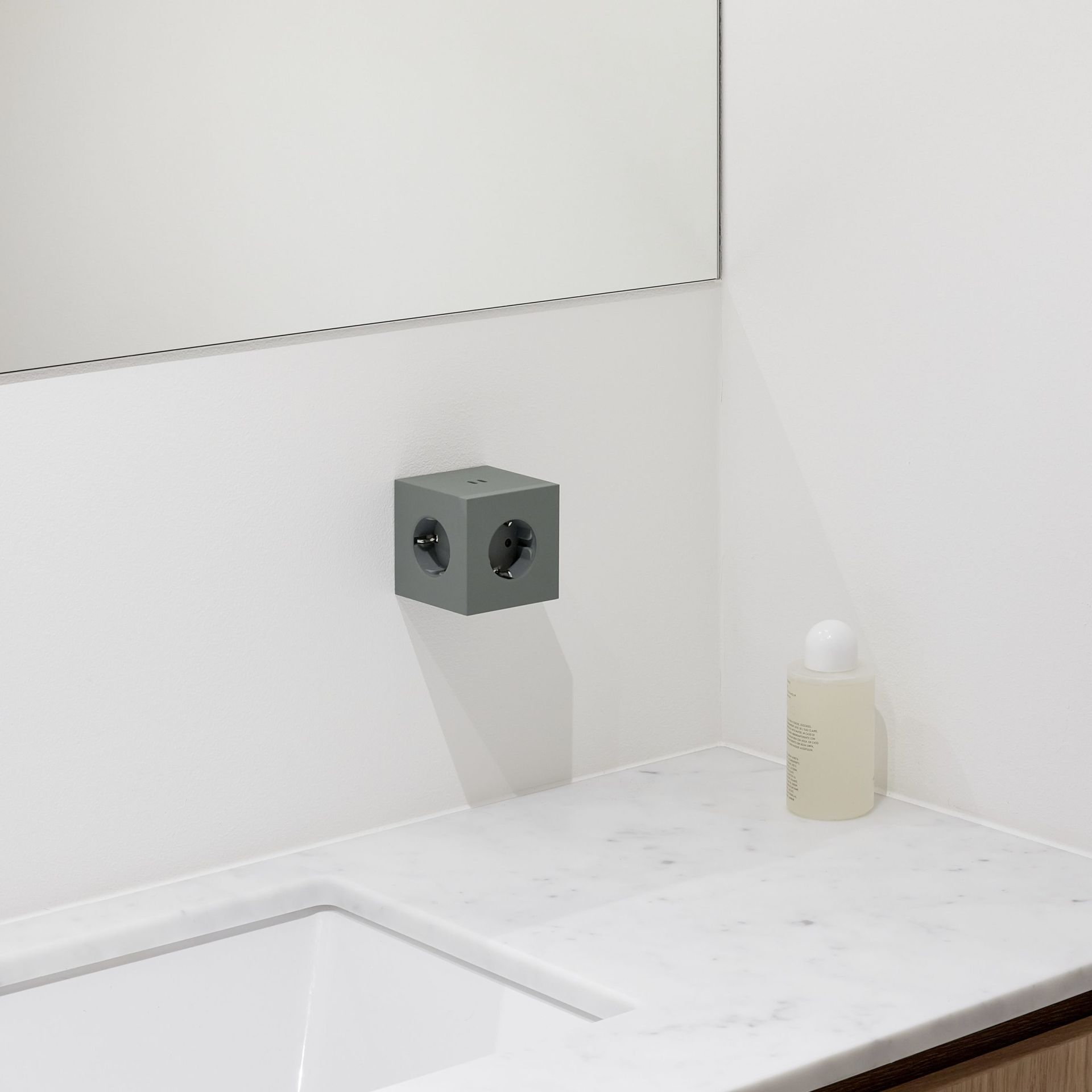Grüner Avolt Square 2 Steckdosenwürfel mit USB-C an einer weißen Wand montiert.