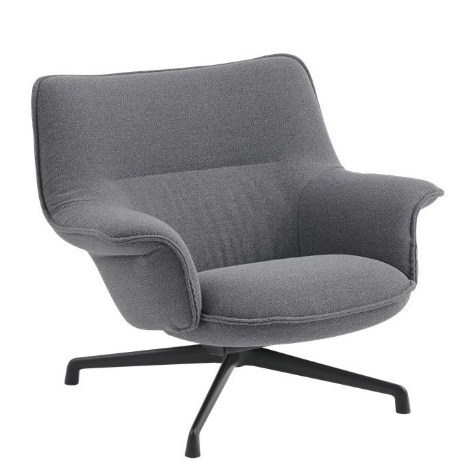 Grauer Doze Lounge Chair Low Sessel von Muuto mit schwarzem Drehfuß und bequemer Polsterung.