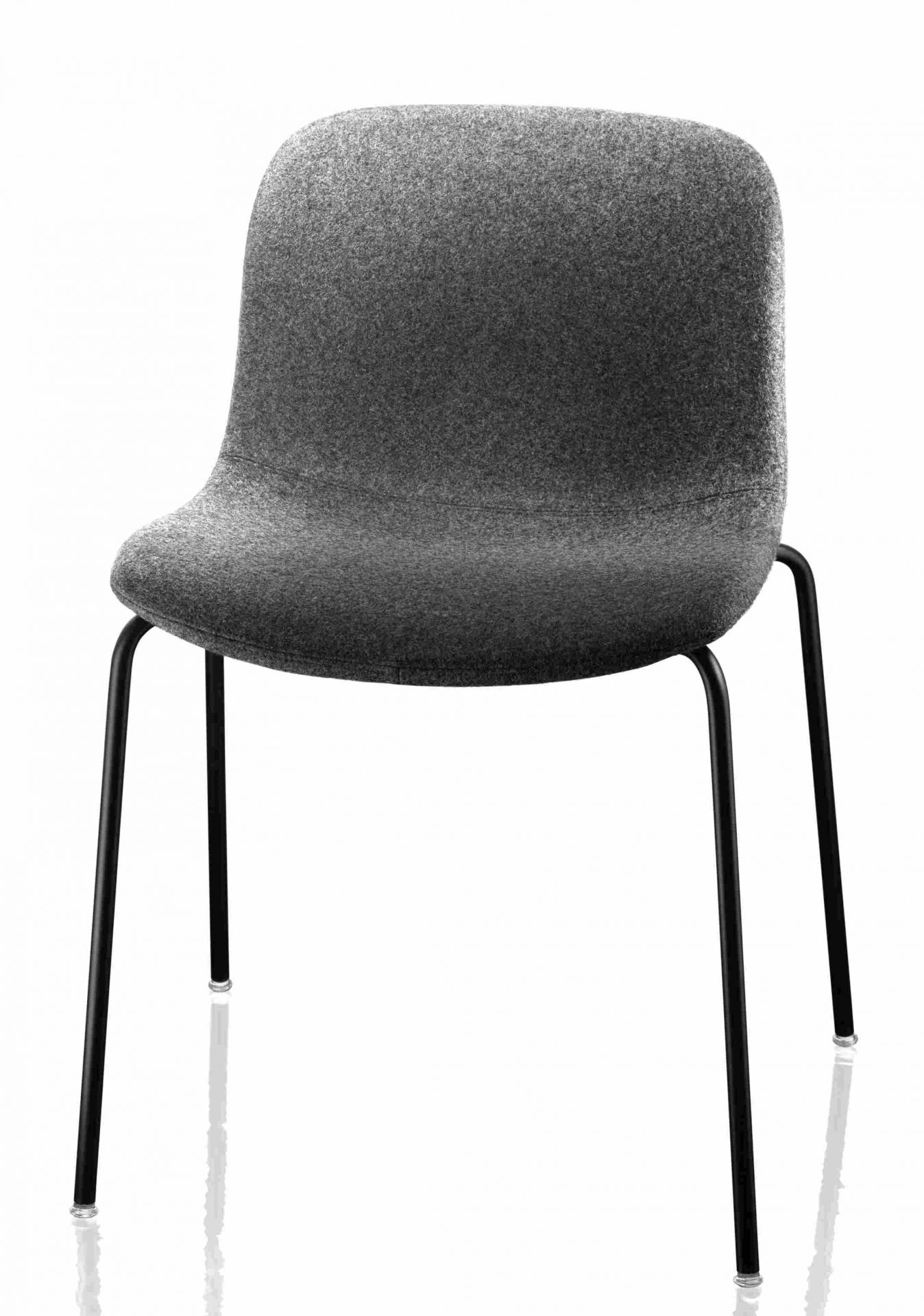 Grauer Troy Chair Stuhl von Magis mit vier schwarzen Beinen, moderner Design Stuhl für Esszimmer.