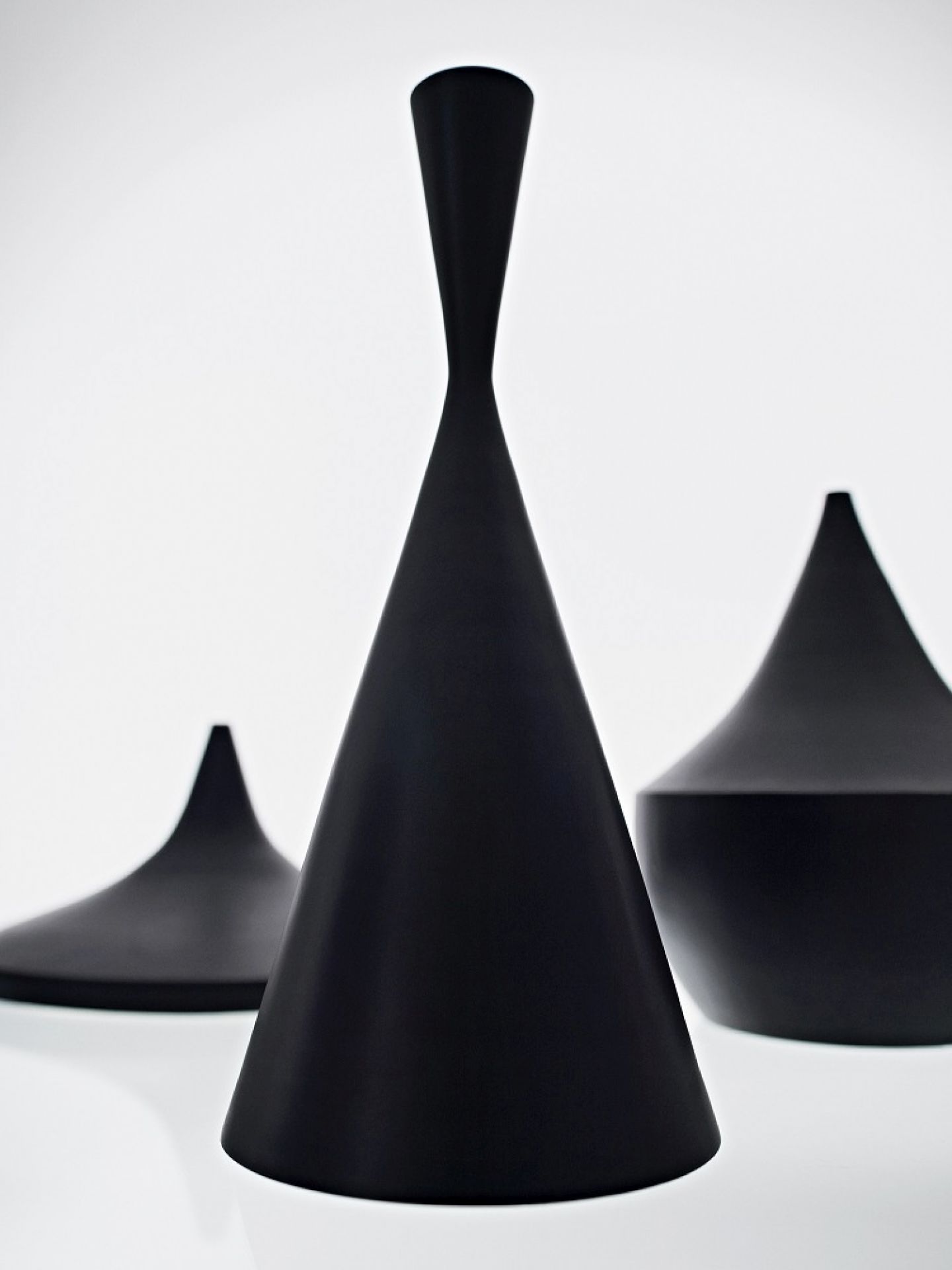 Schwarze Beat Wide Pendelleuchte von Tom Dixon, moderne Hängelampe für stilvolle Innenräume.