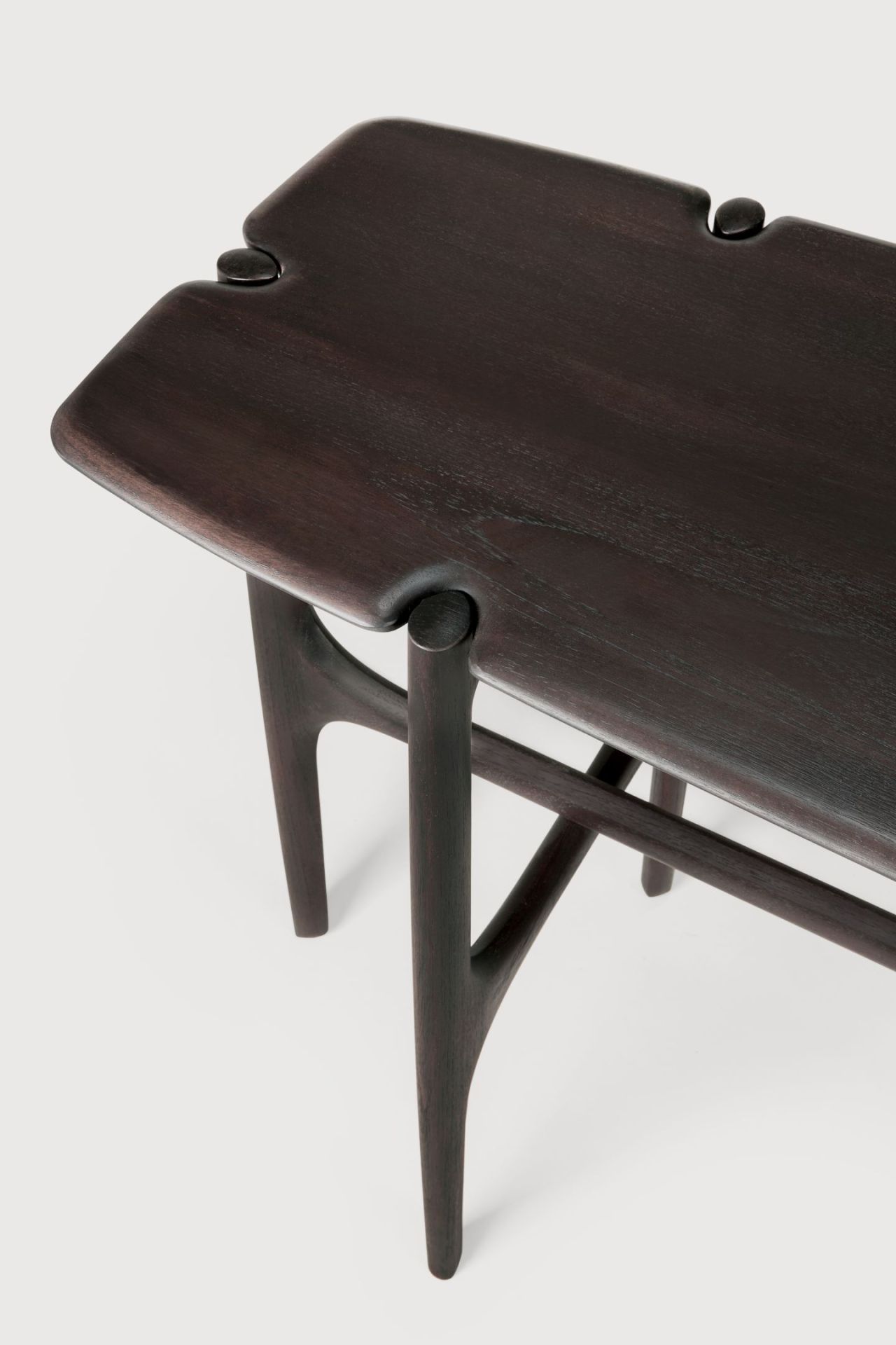 Dunkle PI Konsole von Ethnicraft mit sechs Beinen, modernes Design aus massivem Holz.