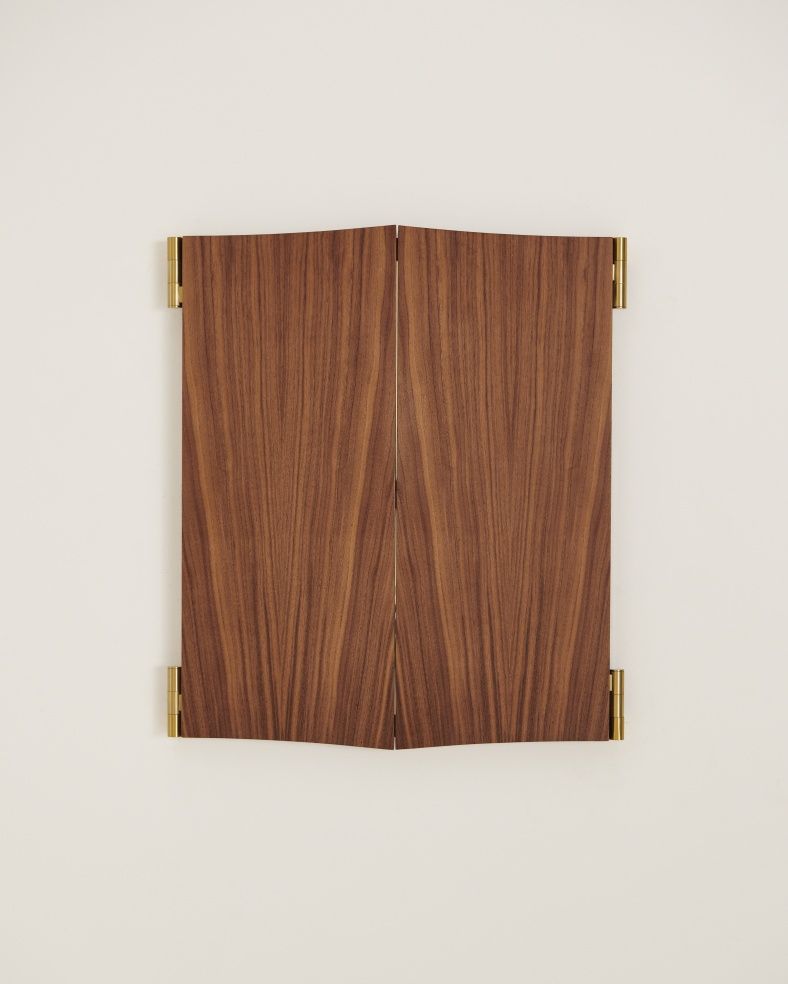 Gubi Vanity Wall Mirror 3, geschlossen, mit Walnuss-Furnier und goldenen Scharnieren an einer weißen Wand.