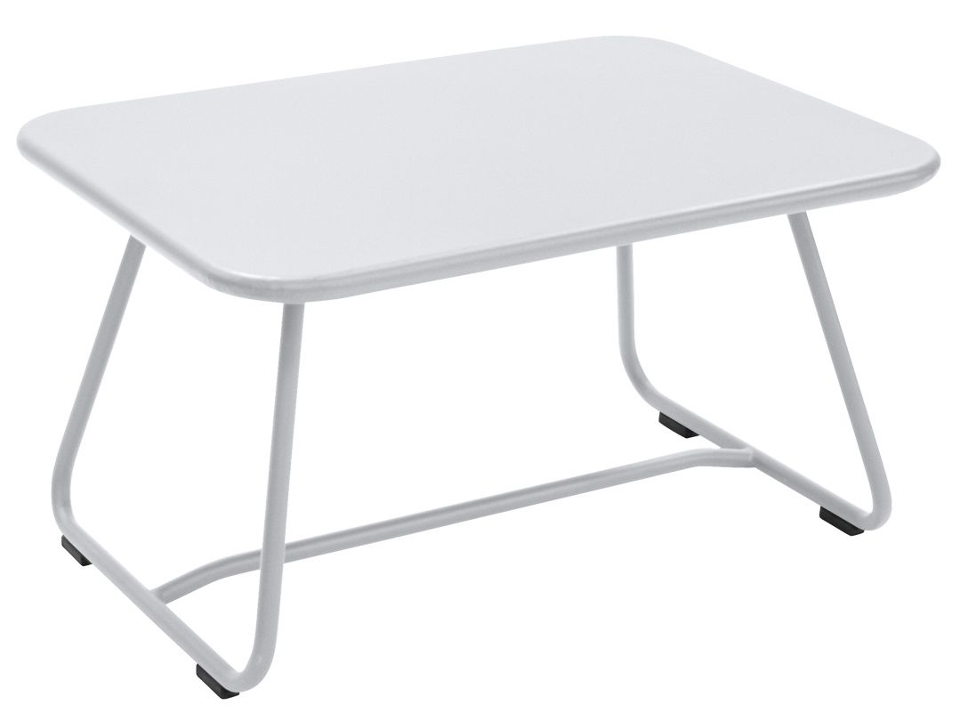 Weißer Sixties Outdoor-Tisch von Fermob: Moderner, niedriger Gartentisch mit rechteckiger Tischplatte und filigranem Stahlrohrgestell.
