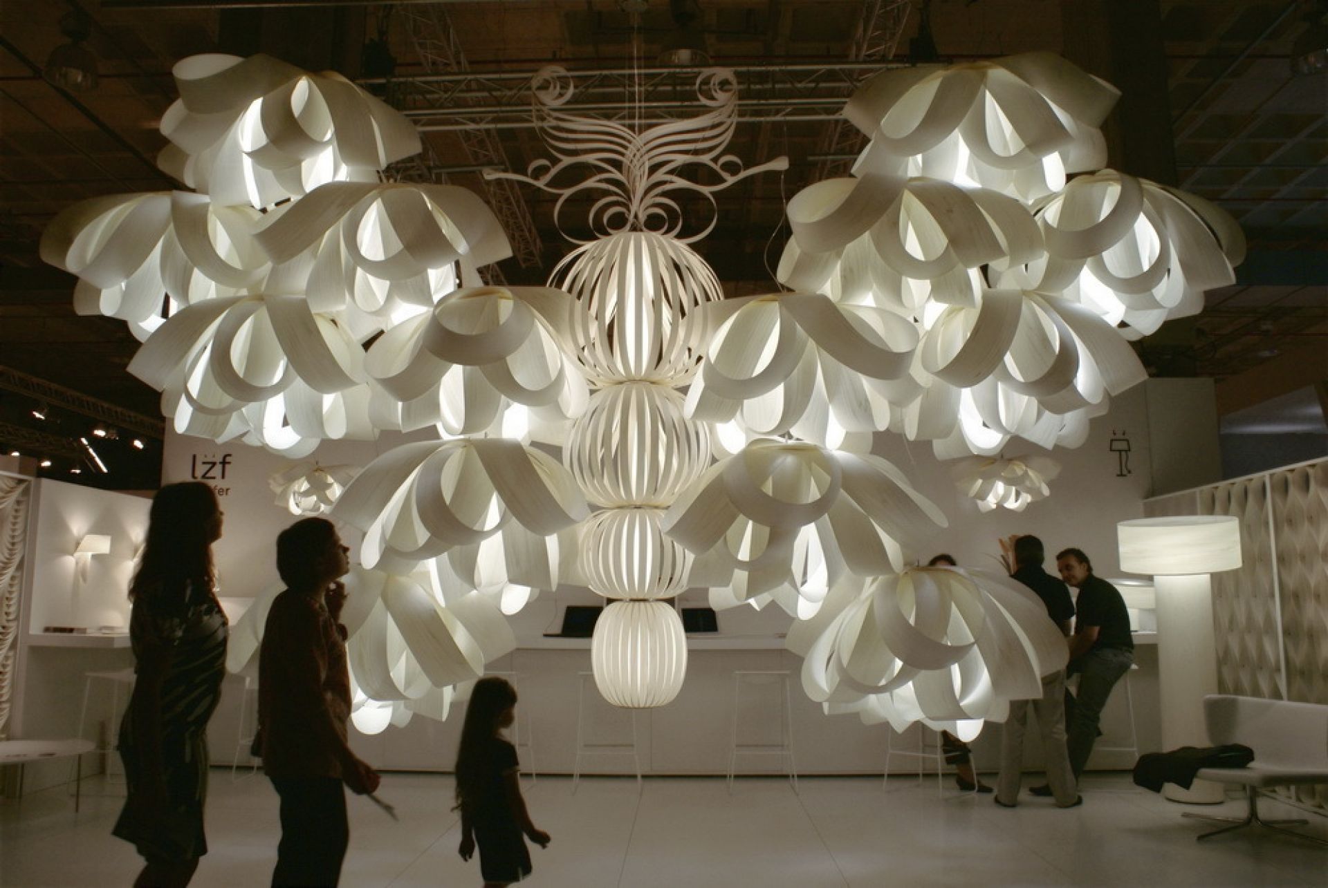 Nahaufnahme der Agatha S Pendelleuchte von LZF Lamps, eine moderne, weiße Designerleuchte in Blütenform.
