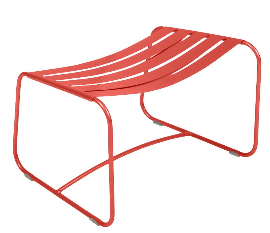 Roter Surprising Fußhocker von Fermob für den Außenbereich, aus Metall mit Lattenrost.