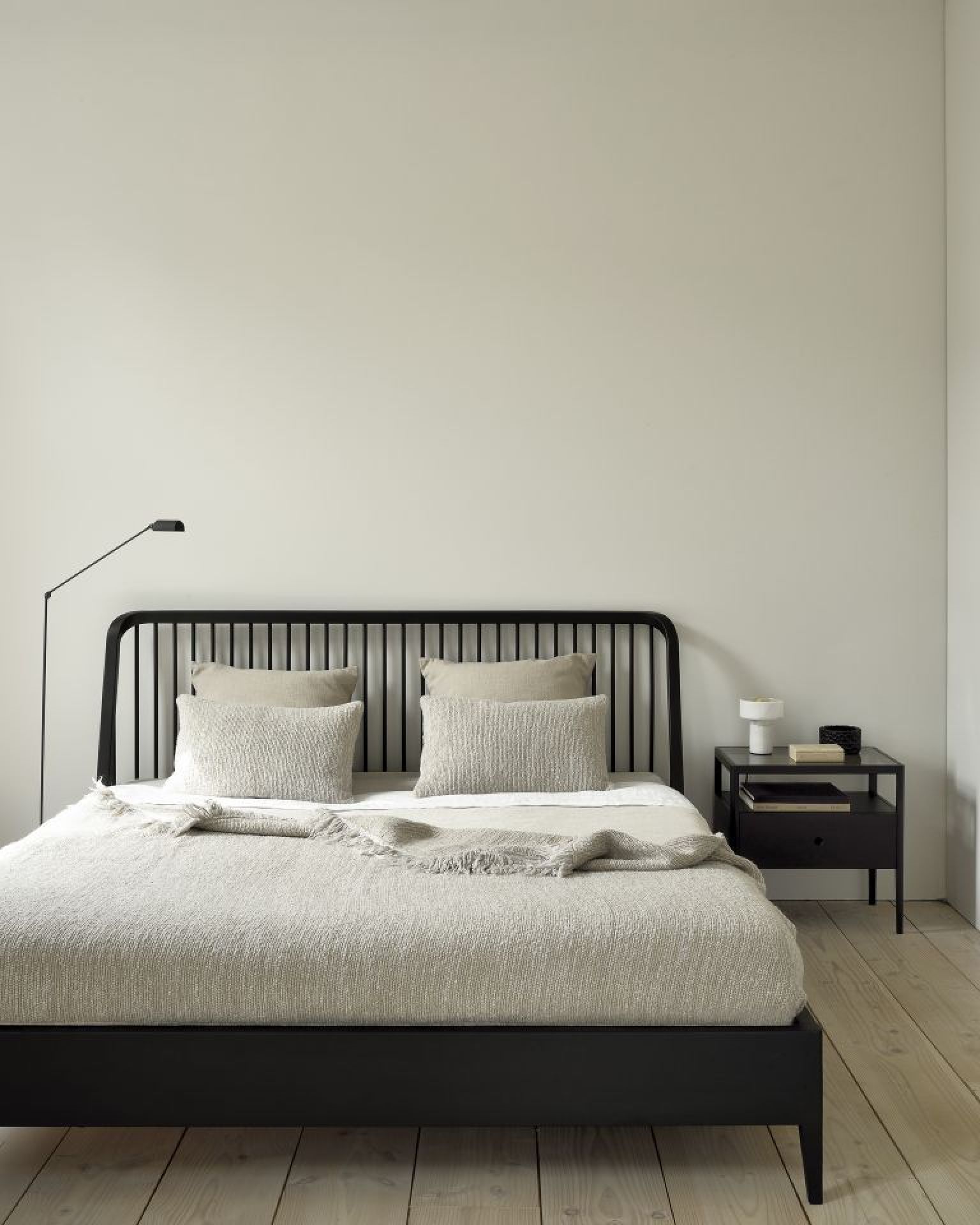 Spindle-bed eikenhout zwart Ethnicraft