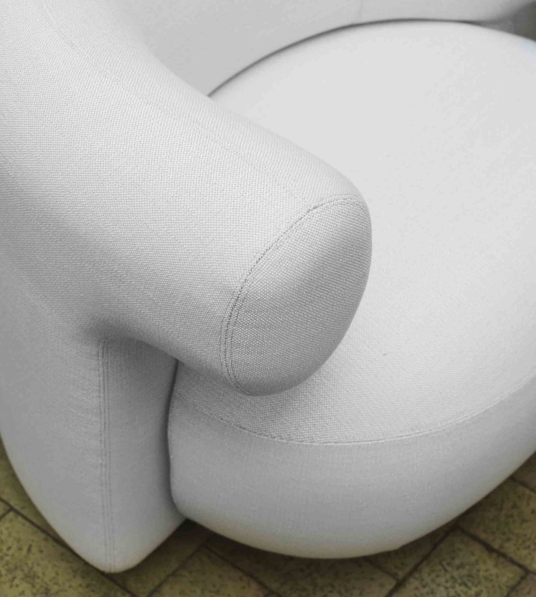 Detailaufnahme vom weißen Burra Lounge Chair Sessel mit Armlehne und Stoffbezug von Normann Copenhagen.