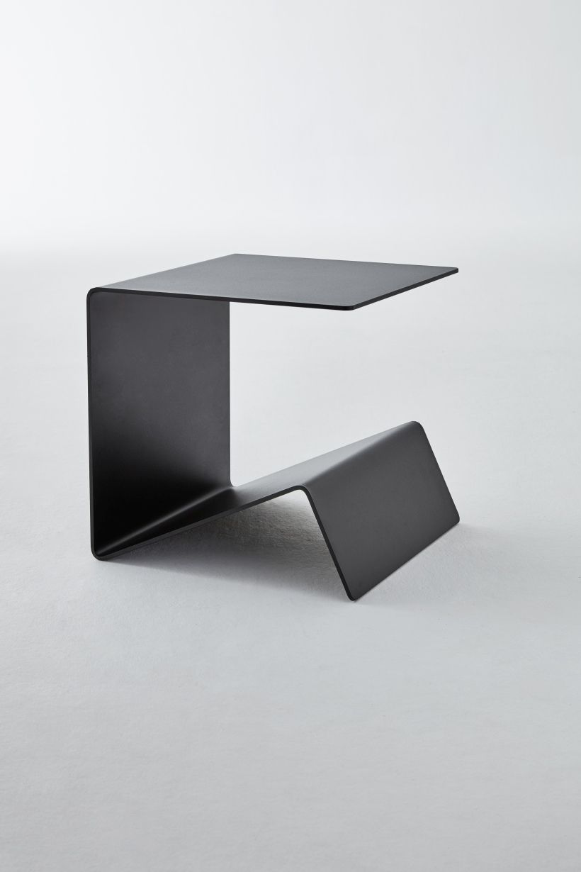 Schwarzer Buk  Beistelltisch von Müller Möbelwerkstätten, minimalistisches Design, ideal als Nachttisch oder Ablagetisch im Wohnzimmer.