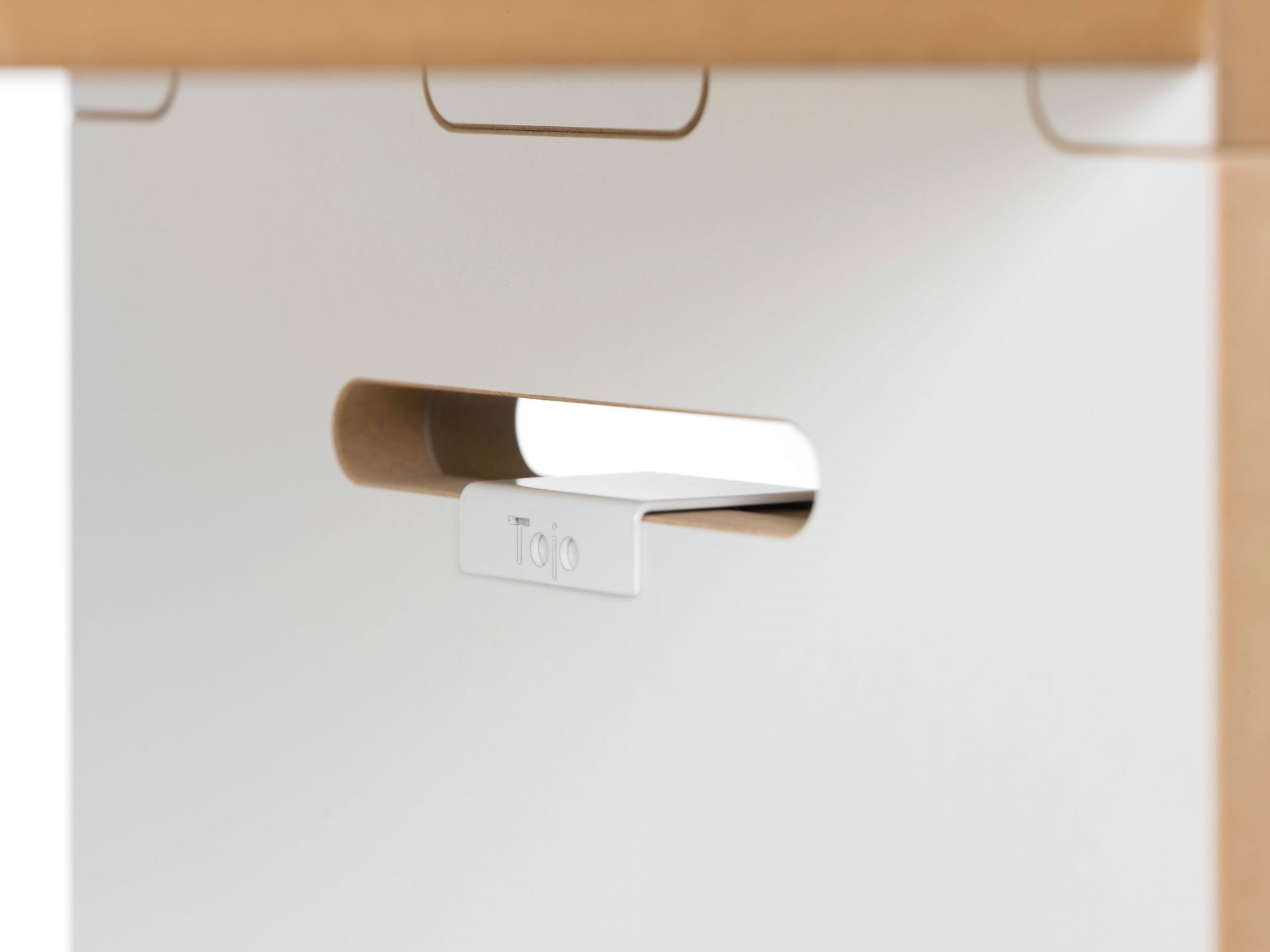 Detailaufnahme des Tojo Hochstapler Regal Clips, der ein Regalbrett hält.