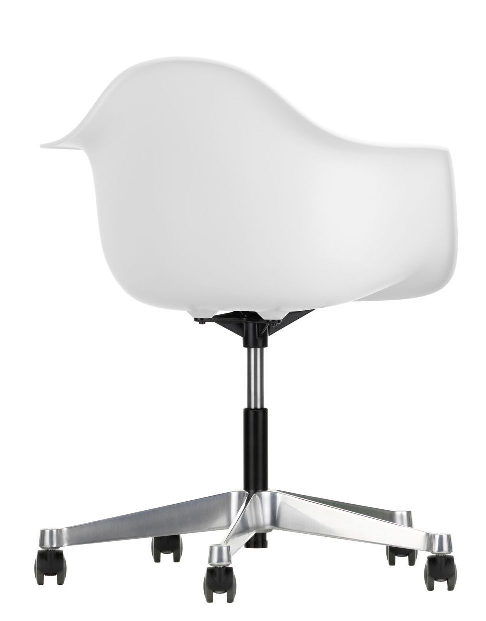 Rückansicht des weißen Eames Plastic Arm Chair PACC Stuhl Vitra mit Rollen und silbernem Fußkreuz.